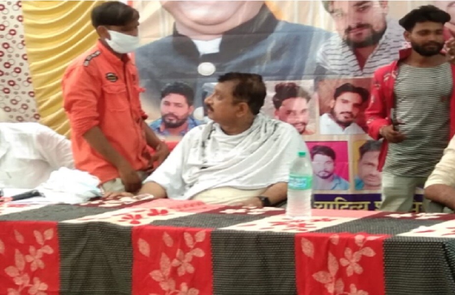 ମଧ୍ୟ ପ୍ରଦେଶର ବନ ମନ୍ତ୍ରୀ ବିଜୟ ଶାହା (Madhya Pradesh forest minister Vijay Shah) ଦୁଇ ଦିନିଆ ଗସ୍ତରେ ଖଣ୍ଡୱା ପହଞ୍ଚିଥିଲେ । ସେଠାରେ ମଧ୍ୟ ତାଙ୍କୁ ନିଜ ଭିନ୍ନ ଶୈଳୀରେ ଦେଖିବାକୁ ମିଳିଥିଲା । ମଧ୍ୟ ପ୍ରଦେଶର ବନ ମନ୍ତ୍ରୀ ବିଜୟ ଶାହା (Madhya Pradesh forest minister Vijay Shah) ଦୁଇ ଦିନିଆ ଗସ୍ତରେ ଖଣ୍ଡୱା ପହଞ୍ଚିଥିଲେ । ସେଠାରେ ମଧ୍ୟ ତାଙ୍କୁ ନିଜ ଭିନ୍ନ ଶୈଳୀରେ ଦେଖିବାକୁ ମିଳିଥିଲା ।