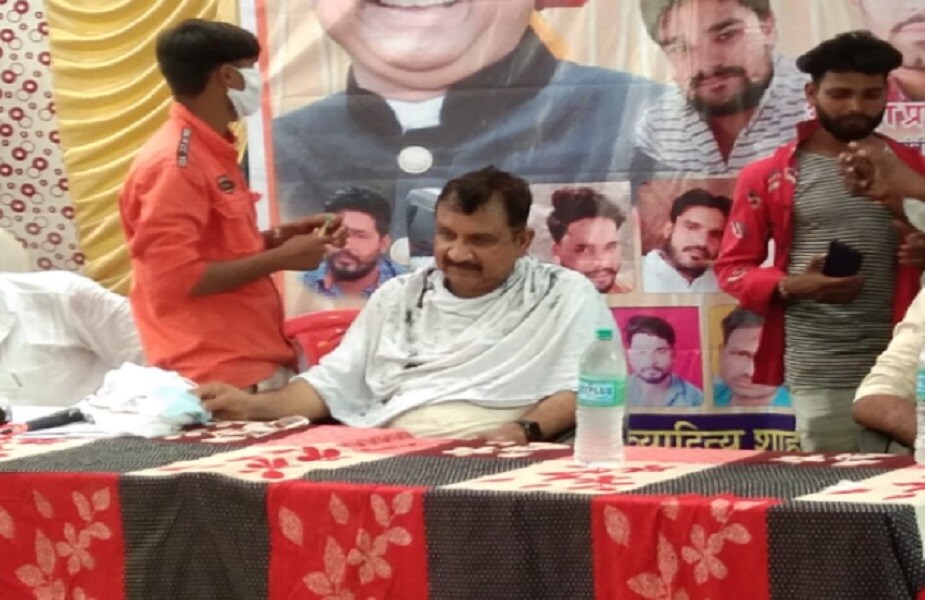 ମନ୍ତ୍ରୀ ମଞ୍ଚ ଉପରୁ ଭାଷଣ ଦେଉଥିବା ସମୟରେ ମନ୍ତ୍ରୀ ବିଜୟ ଶାହା ରୋହିଦାସ ନାମକ ଜଣେ ଯୁବକଙ୍କୁ ବଡ଼ ପାଟିରେ ଡାକିଲେ । ଜାତିରେ ବାରିକ ସେହି ଯୁବକ ମଞ୍ଚ ଉପରକୁ ଆସିବା ପରେ ମନ୍ତ୍ରୀ ତାକୁ ନିଜ ବାଳ କାଟିବା ପାଇଁ କହିଥିଲେ। ପ୍ରଥମେ ଯୁବକକୁ ଲାଜ ମାଡ଼ିଥିଲା, ହେଲେ ପରେ ସେ ମନ୍ତ୍ରୀଙ୍କ ଆଦେଶ ପାଳନ କରିବା ଆରମ୍ଭ କରିଥିଲା । ମନ୍ତ୍ରୀ ମଞ୍ଚ ଉପରୁ ଭାଷଣ ଦେଉଥିବା ସମୟରେ ମନ୍ତ୍ରୀ ବିଜୟ ଶାହା ରୋହିଦାସ ନାମକ ଜଣେ ଯୁବକଙ୍କୁ ବଡ଼ ପାଟିରେ ଡାକିଲେ । ଜାତିରେ ବାରିକ ସେହି ଯୁବକ ମଞ୍ଚ ଉପରକୁ ଆସିବା ପରେ ମନ୍ତ୍ରୀ ତାକୁ ନିଜ ବାଳ କାଟିବା ପାଇଁ କହିଥିଲେ। ପ୍ରଥମେ ଯୁବକକୁ ଲାଜ ମାଡ଼ିଥିଲା, ହେଲେ ପରେ ସେ ମନ୍ତ୍ରୀଙ୍କ ଆଦେଶ ପାଳନ କରିବା ଆରମ୍ଭ କରିଥିଲା ।