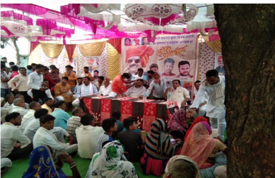 ଯୁବକ ସେହି ସାଧାରଣ ସଭାର ମଞ୍ଚରେ ମନ୍ତ୍ରୀ ବିଜୟ ଶାହାଙ୍କ ବାଳ କାଟିଥିଲା । ମନ୍ତ୍ରୀ ଖୁସି ହୋଇଥିଲେ । ସେ ସଙ୍ଗେ ସଙ୍ଗେ ଯୁବକଙ୍କୁ ଷାଠିଏ ହଜାର ଟଙ୍କା ସାହାଯ୍ୟ ଦେଇଥିଲେ । ଆତ୍ମନିର୍ଭରଶୀଳ ହେବା ପାଇଁ ସେ ତାକୁ ଗୋଟିଏ ସେଲୁନ୍ ଖୋଲିବାକୁ ପରାମର୍ଶ ଦେଇଥିଲେ । ଯୁବକ ସେହି ସାଧାରଣ ସଭାର ମଞ୍ଚରେ ମନ୍ତ୍ରୀ ବିଜୟ ଶାହାଙ୍କ ବାଳ କାଟିଥିଲା । ମନ୍ତ୍ରୀ ଖୁସି ହୋଇଥିଲେ । ସେ ସଙ୍ଗେ ସଙ୍ଗେ ଯୁବକଙ୍କୁ ଷାଠିଏ ହଜାର ଟଙ୍କା ସାହାଯ୍ୟ ଦେଇଥିଲେ । ଆତ୍ମନିର୍ଭରଶୀଳ ହେବା ପାଇଁ ସେ ତାକୁ ଗୋଟିଏ ସେଲୁନ୍ ଖୋଲିବାକୁ ପରାମର୍ଶ ଦେଇଥିଲେ ।