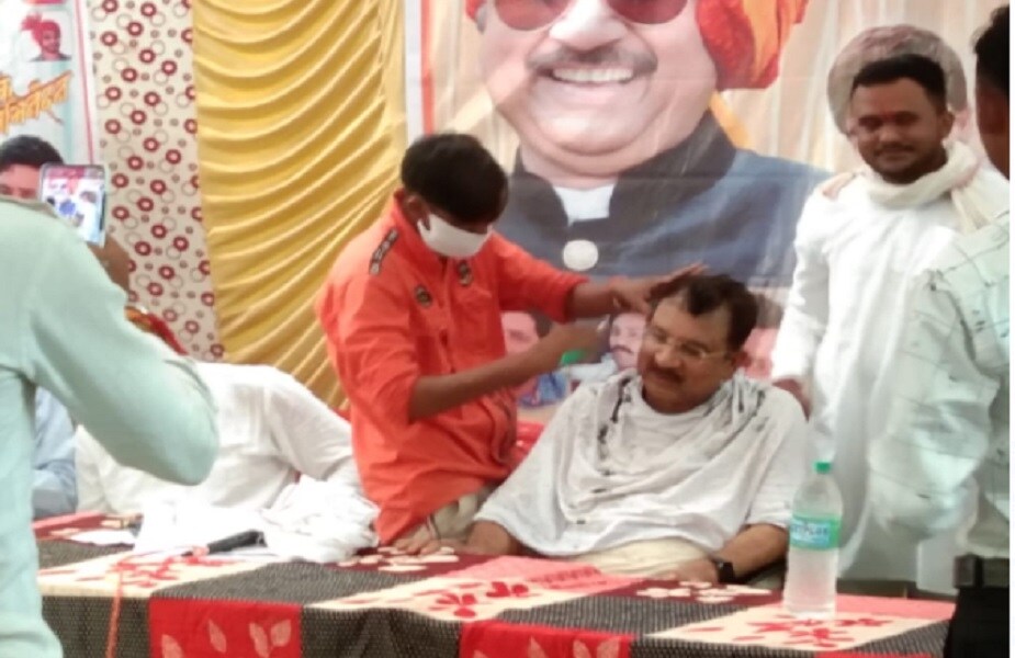 ମନ୍ତ୍ରୀଙ୍କ ଏହି ଭିନ୍ନ ଶୈଳୀ ଏବେ ଚର୍ଚ୍ଚାର ବିଷୟ ପାଲଟିଛି । ବାସ୍ତବରେ ଏହି ଯୁବକ ଦୁଇ ମାସ ପୂର୍ବରୁ ଆତ୍ମନିର୍ଭରଶୀଳ ହେବା ପାଇଁ ତାକୁ ସାହାଯ୍ୟ କରିବାକୁ ମନ୍ତ୍ରୀଙ୍କୁ ଅନୁରୋଧ କରିଥିଲା । ମନ୍ତ୍ରୀ ତାକୁ ବାଳ କାଟିବା ତାଲିମ ନେବାକୁ ପରାମର୍ଶ ଦେଇଥିଲେ । ମନ୍ତ୍ରୀଙ୍କ ଏହି ଭିନ୍ନ ଶୈଳୀ ଏବେ ଚର୍ଚ୍ଚାର ବିଷୟ ପାଲଟିଛି । ବାସ୍ତବରେ ଏହି ଯୁବକ ଦୁଇ ମାସ ପୂର୍ବରୁ ଆତ୍ମନିର୍ଭରଶୀଳ ହେବା ପାଇଁ ତାକୁ ସାହାଯ୍ୟ କରିବାକୁ ମନ୍ତ୍ରୀଙ୍କୁ ଅନୁରୋଧ କରିଥିଲା । ମନ୍ତ୍ରୀ ତାକୁ ବାଳ କାଟିବା ତାଲିମ ନେବାକୁ ପରାମର୍ଶ ଦେଇଥିଲେ ।