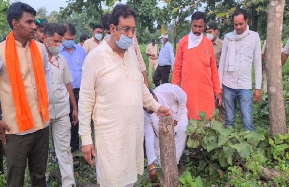 ମନ୍ତ୍ରୀଙ୍କ ଅଞ୍ଚଳରେ ଜଙ୍ଗଲରେ ବେଆଇନ ଭାବେ ଗଛ କାଟିବା, ଅତିକ୍ରମଣ ଓ ଜଙ୍ଗଲ କର୍ମଚାରୀମାନଙ୍କ ଉପରେ ଆକ୍ରମଣର ଖବର ଲଗାତର ଆସେ । ତାଲିଆଦାଦର ଜଙ୍ଗଲରେ ନିକଟରେ ବନ କର୍ମଚାରୀମାନେ ଜଙ୍ଗଲ ଭିତରେ ପହଞ୍ଚିବା ପରେ ସେମାନଙ୍କ ଉପରେ ଅତିକ୍ରମଣକାରୀମାନେ ମରଣାନ୍ତକ ଆକ୍ରମଣ କରିଥିଲେ । ଏହି ଆକ୍ରମଣରେ ଜଙ୍ଗଲ ବିଭାଗର କେତେକ କର୍ମଚାରୀ ଆହତ ହୋଇଥିଲେ । ମନ୍ତ୍ରୀଙ୍କ ଅଞ୍ଚଳରେ ଜଙ୍ଗଲରେ ବେଆଇନ ଭାବେ ଗଛ କାଟିବା, ଅତିକ୍ରମଣ ଓ ଜଙ୍ଗଲ କର୍ମଚାରୀମାନଙ୍କ ଉପରେ ଆକ୍ରମଣର ଖବର ଲଗାତର ଆସେ । ତାଲିଆଦାଦର ଜଙ୍ଗଲରେ ନିକଟରେ ବନ କର୍ମଚାରୀମାନେ ଜଙ୍ଗଲ ଭିତରେ ପହଞ୍ଚିବା ପରେ ସେମାନଙ୍କ ଉପରେ ଅତିକ୍ରମଣକାରୀମାନେ ମରଣାନ୍ତକ ଆକ୍ରମଣ କରିଥିଲେ । ଏହି ଆକ୍ରମଣରେ ଜଙ୍ଗଲ ବିଭାଗର କେତେକ କର୍ମଚାରୀ ଆହତ ହୋଇଥିଲେ ।