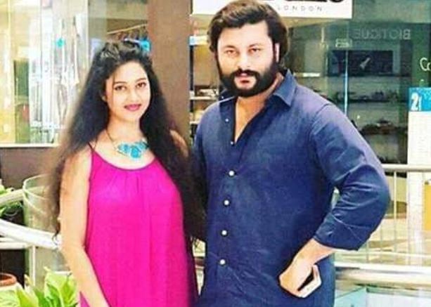  ସାଂସଦ ଅନୁଭବଙ୍କ ନାଁରେ ତାଙ୍କ ପତ୍ନୀ ବର୍ଷା ପ୍ରିୟଦର୍ଶନୀ ସାଙ୍ଘାତିକ ଅଭିଯୋଗ ଆଣି କହିଥିଲେ ଯେ ଅନୁଭବ ରାତିରେ ଘରେ ତାଲା ପକାଇ ଦେଇଥିବାରୁ ତାଙ୍କୁ ଘଣ୍ଟାଏ କାଳ ବାହାରେ କାକରରେ ଛିଡ଼ା ହେବାକୁ ପଡ଼ିଥିଲା ।