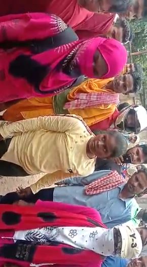 ତିନି ଜଣ ଯାକ ଯୁବତୀ ହାତରେ ବାଡ଼ି ଧରିଥିଲେ ଓ ଯୁବକକୁ ପିଟୁଥିଲେ । ସେମାନଙଅକ ମଧ୍ୟରୁ ଦୁଇ ଜଣ ନିଜ ମୁହଁ ଓଢ଼ଣୀରେ ଢାଙ୍କି ରଖିଥିଲେ, ହେଲେ ସବୁ ଠୁ ବେଶୀ ପିଟୁଥିବା ଯୁବତୀଙ୍କ ମୁହଁ ଖୋଲା ଥିଲା । ତିନି ଜଣ ଯାକ ଯୁବତୀ ହାତରେ ବାଡ଼ି ଧରିଥିଲେ ଓ ଯୁବକକୁ ପିଟୁଥିଲେ । ସେମାନଙଅକ ମଧ୍ୟରୁ ଦୁଇ ଜଣ ନିଜ ମୁହଁ ଓଢ଼ଣୀରେ ଢାଙ୍କି ରଖିଥିଲେ, ହେଲେ ସବୁ ଠୁ ବେଶୀ ପିଟୁଥିବା ଯୁବତୀଙ୍କ ମୁହଁ ଖୋଲା ଥିଲା ।