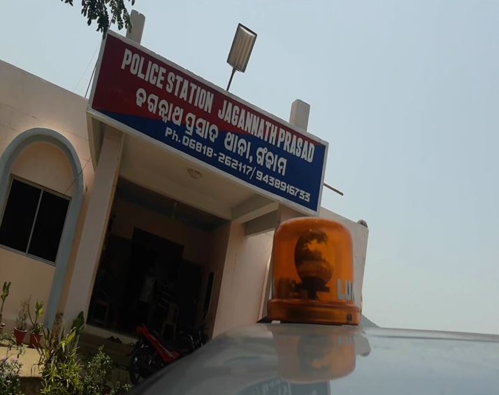  ଏହି ଘଟଣାର ତଦନ୍ତ କରାଯାଇ ତାଙ୍କୁ ନ୍ୟାୟ ଦେବା ପାଇଁ ପ୍ରେମିକା ଜଣକ ଅନୁରୋଧ କରିବା ପରେ ପୋଲିସ ଘଟଣାର ତଦନ୍ତ ଆରମ୍ଭ କରିଥିବା ସୂଚନା ମିଳିଛି ।