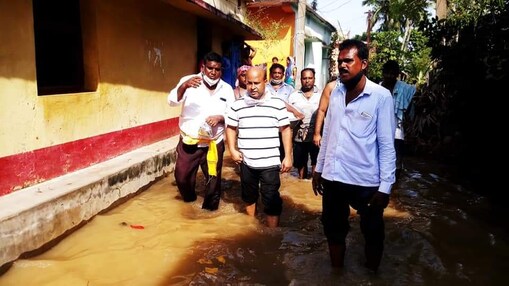 ବନ୍ୟାର ପ୍ରକୋପ ଲୋକଙ୍କୁ ଭୋଗିବାକୁ ପଡୁଛି । 
