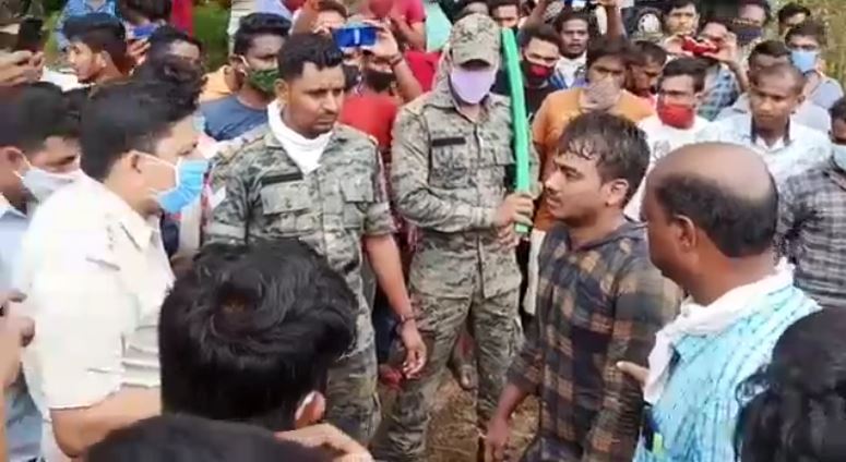 ହେଲେ ସେମାନଙ୍କୁ ସେଠି ଥିବା ଲୋକେ ଓ ପୋଲିସ କର୍ମୀମାନେ ଗୋଡ଼ଇଥିଲେ । ଗୋଡ଼େଇ ଗୋଡ଼େଇ ସେମାନଙ୍କ ମଧ୍ୟରୁ ତିନି ଜଣଙ୍କୁ ଧରିବାରେ ସକ୍ଷମ ହୋଇଥିଲେ ଲୋକେ । ଏହି ଘଟଣା ସେପ୍ଟେମ୍ବର ୨୩ ତାରିଖ ବୁଧବାର ଘଟିଥିଲା । ହେଲେ ସେମାନଙ୍କୁ ସେଠି ଥିବା ଲୋକେ ଓ ପୋଲିସ କର୍ମୀମାନେ ଗୋଡ଼ଇଥିଲେ । ଗୋଡ଼େଇ ଗୋଡ଼େଇ ସେମାନଙ୍କ ମଧ୍ୟରୁ ତିନି ଜଣଙ୍କୁ ଧରିବାରେ ସକ୍ଷମ ହୋଇଥିଲେ ଲୋକେ । ଏହି ଘଟଣା ସେପ୍ଟେମ୍ବର ୨୩ ତାରିଖ ବୁଧବାର ଘଟିଥିଲା ।
