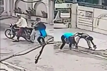 କି ସାହସ! ରାସ୍ତାରେ ମୋବାଇଲ୍ ଛଡ଼ାଳିଙ୍କ ସହ ଲଢ଼ି ଝିଅଟି ଜଣକୁ ଧରିଲା; ଦେଖନ୍ତୁ VIDEO