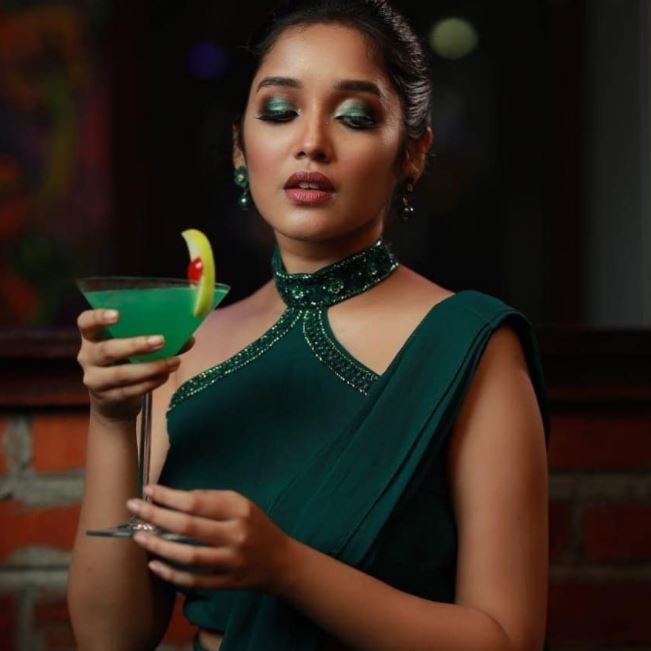  ଅନିକାକୁ ଅଧିକାଂଶ ଲୋକ ତାଙ୍କ ମାଲାୟାଲି ଚଳଚ୍ଚିତ୍ର ପାଇଁ ଜାଣିଥାନ୍ତି ।