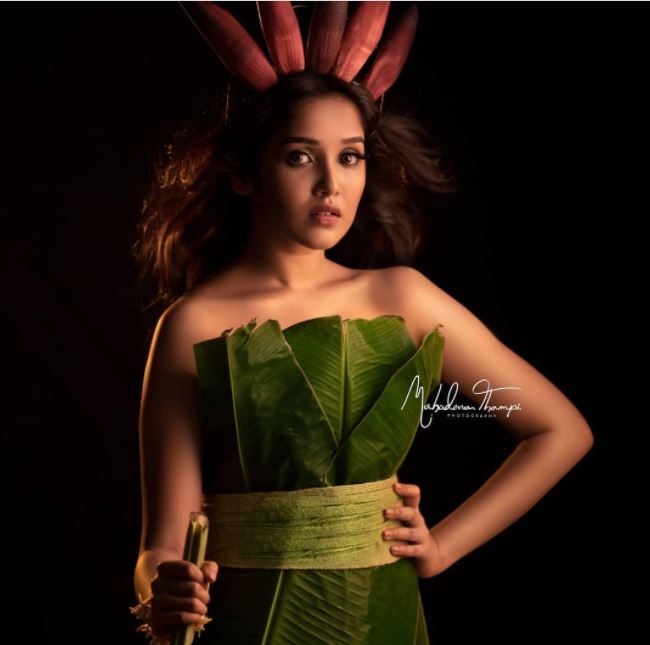  ଲୋକମାନେ ତାଙ୍କୁ ପତ୍ର ବଦଳରେ ପୋଷାକ ପିନ୍ଧିବାକୁ କହିଥିଲେ । ଯଦିଓ ଅନେକ ଲୋକ ତାଙ୍କୁ ବହୁତ ପ୍ରଶଂସା କରିଥିଲେ ।