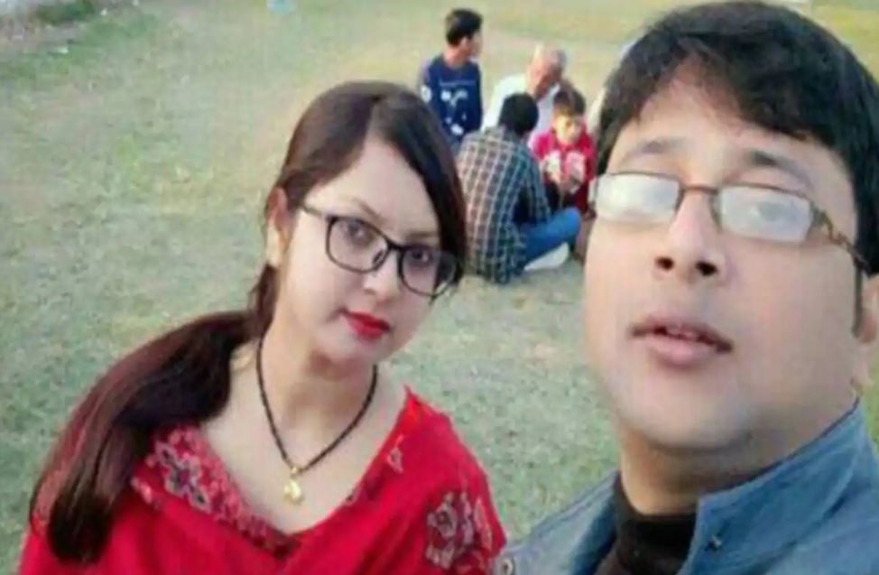ଫାତିମା ଆଗକୁ ଯାଇ କିପରି UPSC ପରୀକ୍ଷା ପାଇଁ ଯୋଗ୍ୟତା ଅର୍ଜନ କରିପାରିବେ । ତେଣୁ ତାଙ୍କ ଅଭିଭାବକ ତାଙ୍କୁ ଉନ୍ନତ ଶିକ୍ଷା ଦେବାପାଇଁ ଏକ ଭଲ ବିଦ୍ୟାଳୟରେ ନାମ ଲେଖାଇଥିଲେ । ଯେତେବେଳେ ଫାତିମା ଦ୍ୱାଦଶ ପାସ୍ କଲେ, ତାଙ୍କ ପିତା ଆର୍ଥିକ ସଙ୍କଟର ସମ୍ମୁଖୀନ ହୋଇଥିଲେ, ତେଣୁ ଫାତିମା ବିଏସ୍ସି ଓ ବିଇଡ଼ ଡିଗ୍ରୀ ହାସଲ କରିଥିଲେ । ଏହା ପରେ ଘରର ଆର୍ଥିକ ଅବସ୍ଥା ହେତୁ ଫାତିମାଙ୍କୁ ପ୍ରାଥମିକ ବିଦ୍ୟାଳୟର ଶିକ୍ଷକ ଭାବରେ କାମ କରିବାକୁ ପଡିଲା । ବିଦ୍ୟାଳୟ ସହ IAS ପାଇଁ ପ୍ରସ୍ତୁତ ହେବା କେତେ କଷ୍ଟକର ଥିଲା ? ଫାତିମା ଆଗକୁ ଯାଇ କିପରି UPSC ପରୀକ୍ଷା ପାଇଁ ଯୋଗ୍ୟତା ଅର୍ଜନ କରିପାରିବେ । ତେଣୁ ତାଙ୍କ ଅଭିଭାବକ ତାଙ୍କୁ ଉନ୍ନତ ଶିକ୍ଷା ଦେବାପାଇଁ ଏକ ଭଲ ବିଦ୍ୟାଳୟରେ ନାମ ଲେଖାଇଥିଲେ । ଯେତେବେଳେ ଫାତିମା ଦ୍ୱାଦଶ ପାସ୍ କଲେ, ତାଙ୍କ ପିତା ଆର୍ଥିକ ସଙ୍କଟର ସମ୍ମୁଖୀନ ହୋଇଥିଲେ, ତେଣୁ ଫାତିମା ବିଏସ୍ସି ଓ ବିଇଡ଼ ଡିଗ୍ରୀ ହାସଲ କରିଥିଲେ । ଏହା ପରେ ଘରର ଆର୍ଥିକ ଅବସ୍ଥା ହେତୁ ଫାତିମାଙ୍କୁ ପ୍ରାଥମିକ ବିଦ୍ୟାଳୟର ଶିକ୍ଷକ ଭାବରେ କାମ କରିବାକୁ ପଡିଲା । ବିଦ୍ୟାଳୟ ସହ IAS ପାଇଁ ପ୍ରସ୍ତୁତ ହେବା କେତେ କଷ୍ଟକର ଥିଲା ?