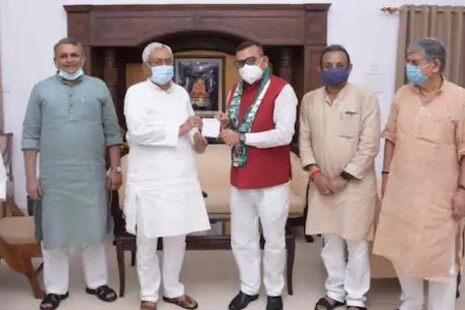 ଜେଡିୟୁରେ ଯୋଗ ଦେଲେ ପୂର୍ବତନ DGP ଗୁପ୍ତେଶ୍ୱର ପାଣ୍ଡେ; ସିଏମ୍ ନୀତୀଶ କୁମାର ଦେଲେ ସଦସ୍ୟତା
