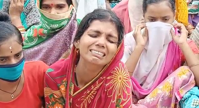 ମୃତ ଝିଅଟିର ବଡ଼ ଭଉଣୀ କାନ୍ଦିକାନ୍ଦି ନିଜ ଅବସ୍ଥା ଖରାପ କଲାଣି । ଏହି ଘଟଣା କେନ୍ଦ୍ରାପଡ଼ା ଜିଲ୍ଲା ରାଜନଗର ଥାନା ମହୁଲିଆ ପଞ୍ଚାୟତର ମାଣପଡ଼ା ଗାଁରେ ଘଟିଛି । ସମ୍ପର୍କରେ ମାମୁଁଙ୍କ ପୁଅ ସଞ୍ଜୟ ବେହେରା ତା’ ମା’ ଓ ଭଉଣୀକୁ ହତ୍ୟା କରିଥିବା କହିଛି ଝିଅଟି । ମୃତ ଝିଅଟିର ବଡ଼ ଭଉଣୀ କାନ୍ଦିକାନ୍ଦି ନିଜ ଅବସ୍ଥା ଖରାପ କଲାଣି । ଏହି ଘଟଣା କେନ୍ଦ୍ରାପଡ଼ା ଜିଲ୍ଲା ରାଜନଗର ଥାନା ମହୁଲିଆ ପଞ୍ଚାୟତର ମାଣପଡ଼ା ଗାଁରେ ଘଟିଛି । ସମ୍ପର୍କରେ ମାମୁଁଙ୍କ ପୁଅ ସଞ୍ଜୟ ବେହେରା ତା’ ମା’ ଓ ଭଉଣୀକୁ ହତ୍ୟା କରିଥିବା କହିଛି ଝିଅଟି ।