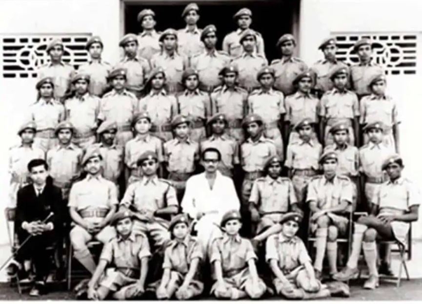 ଆରଏସଏସ ସହିତ ସେ ୮ ବର୍ଷ ବୟସରେ ଜଡିତ ହୋଇଥିଲେ । ଯେତେବେଳେ ସେ ଟି-ଷ୍ଟଲରେ କାମ କରିବା ପରେ ଆରଏସଏସର ସ୍ଥାନୀୟ ଯୁବ ସଭାରେ ଯୋଗ ଦେଉଥିଲେ । ଆରଏସଏସ ସହିତ ସେ ୮ ବର୍ଷ ବୟସରେ ଜଡିତ ହୋଇଥିଲେ । ଯେତେବେଳେ ସେ ଟି-ଷ୍ଟଲରେ କାମ କରିବା ପରେ ଆରଏସଏସର ସ୍ଥାନୀୟ ଯୁବ ସଭାରେ ଯୋଗ ଦେଉଥିଲେ ।