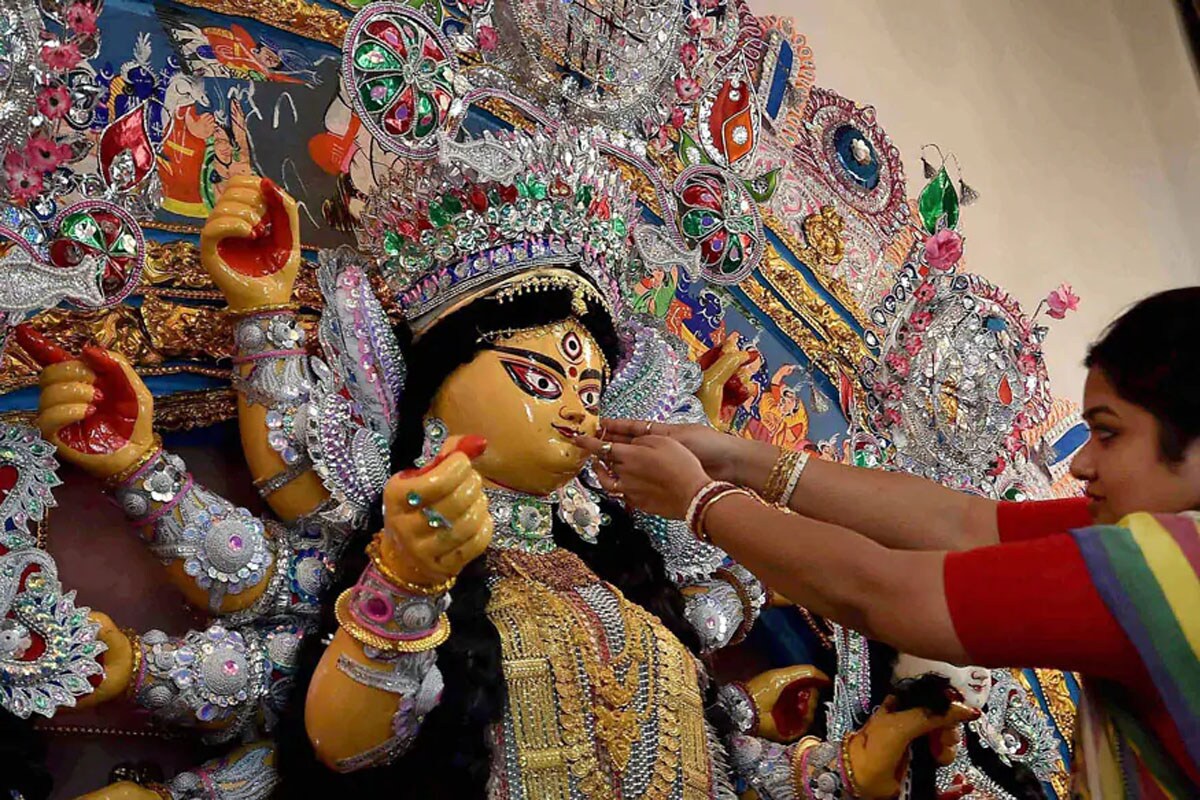 ନବରାତ୍ରିର ପ୍ରତିପଦାରେ ହେଉଥିବା ମାତା ଶୈଳପୁତ୍ରୀଙ୍କ ପୂଜାରେ ତାଙ୍କୁ ଗାଈ କ୍ଷୀରରେ ତିଆରି ସାମଗ୍ରୀ ଅର୍ପଣ କରାଯାଏ । ଏହା ସହିତ ତାଙ୍କୁ ଗାଈ କ୍ଷୀରରେ ତିଆରି ମିଷ୍ଟାନ୍ନ ବି ଦିଆଯାଏ । ନବରାତ୍ରିର ପ୍ରତିପଦାରେ ହେଉଥିବା ମାତା ଶୈଳପୁତ୍ରୀଙ୍କ ପୂଜାରେ ତାଙ୍କୁ ଗାଈ କ୍ଷୀରରେ ତିଆରି ସାମଗ୍ରୀ ଅର୍ପଣ କରାଯାଏ । ଏହା ସହିତ ତାଙ୍କୁ ଗାଈ କ୍ଷୀରରେ ତିଆରି ମିଷ୍ଟାନ୍ନ ବି ଦିଆଯାଏ ।
