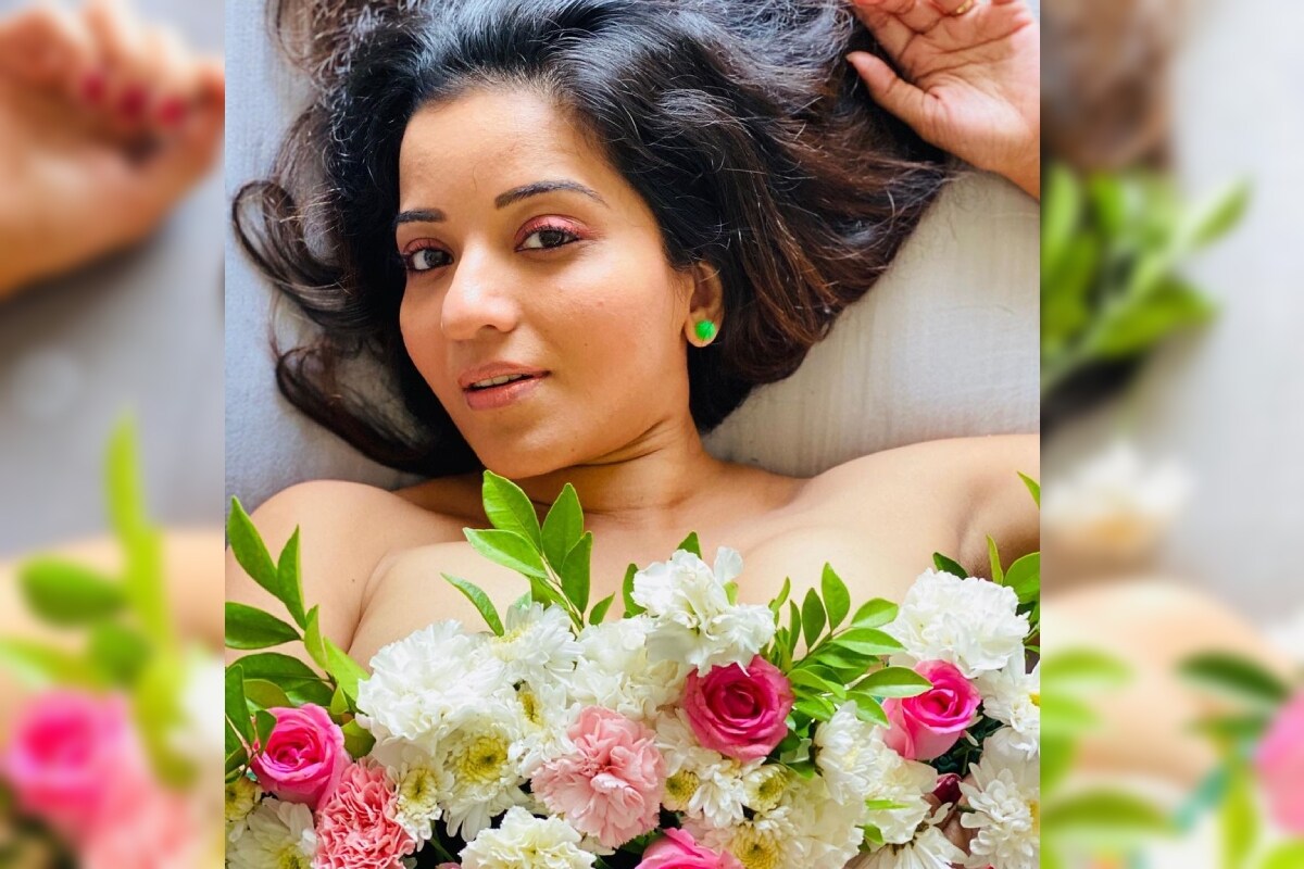ସୋସିଆଲ ନେଟୱାର୍କିଂ ସାଇଟ୍ ଇନଷ୍ଟାଗ୍ରାମରେ ମୋନାଲିସା ବହୁତ ସକ୍ରିୟ ରହନ୍ତି । ନିଜ ପ୍ରଶଂସକମାନଙ୍କୁ ନିଜ ଫିଲ୍ମ ଓ ଅଭିନୟ ବିଷୟରେ ସଦ୍ୟ ତଥ୍ୟ ସେ ପ୍ରଦାନ କରନ୍ତି । ସେ ସବୁବେଳେ ଇନଷ୍ଟାଗ୍ରାମରେ ନିଜର ତାଜା ଫଟୋ ବି ସେୟାର କରନ୍ତି । ସୋସିଆଲ ନେଟୱାର୍କିଂ ସାଇଟ୍ ଇନଷ୍ଟାଗ୍ରାମରେ ମୋନାଲିସା ବହୁତ ସକ୍ରିୟ ରହନ୍ତି । ନିଜ ପ୍ରଶଂସକମାନଙ୍କୁ ନିଜ ଫିଲ୍ମ ଓ ଅଭିନୟ ବିଷୟରେ ସଦ୍ୟ ତଥ୍ୟ ସେ ପ୍ରଦାନ କରନ୍ତି । ସେ ସବୁବେଳେ ଇନଷ୍ଟାଗ୍ରାମରେ ନିଜର ତାଜା ଫଟୋ ବି ସେୟାର କରନ୍ତି ।