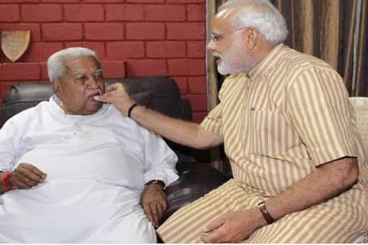 କୁହାଯାଏ ଯେ ନରେନ୍ଦ୍ର ମୋଦୀ (Narendra Modi) ଯେତେବେଳେ ଗୁଜୁରାଟର (Gujarat) ମୁଖ୍ୟ ମନ୍ତ୍ରୀ ଥିଲେ, ପ୍ରତି ନିର୍ବାଚନ ଜିତିବା ପରେ ସେ କେଶୁଭାଇ ପଟେଲଙ୍କ (Keshubhai Patel) ଆଶୀର୍ବାଦ ନେବାକୁ ତାଙ୍କ ପାଖକୁ ଯାଉଥିଲେ। କେଶୁଭାଇ ପଟେଲଙ୍କଠାରୁ ଆଶୀର୍ବାଦ ନେବା ପରେ ନରେନ୍ଦ୍ର ମୋଦୀ ମିଠା ଖୁଆଇ ତାଙ୍କ ମୁହଁ ମିଠା କରୁଥିଲେ। (ଫଟୋ ସୌଜନ୍ୟ @PIB_Guwahati) କୁହାଯାଏ ଯେ ନରେନ୍ଦ୍ର ମୋଦୀ (Narendra Modi) ଯେତେବେଳେ ଗୁଜୁରାଟର (Gujarat) ମୁଖ୍ୟ ମନ୍ତ୍ରୀ ଥିଲେ, ପ୍ରତି ନିର୍ବାଚନ ଜିତିବା ପରେ ସେ କେଶୁଭାଇ ପଟେଲଙ୍କ (Keshubhai Patel) ଆଶୀର୍ବାଦ ନେବାକୁ ତାଙ୍କ ପାଖକୁ ଯାଉଥିଲେ। କେଶୁଭାଇ ପଟେଲଙ୍କଠାରୁ ଆଶୀର୍ବାଦ ନେବା ପରେ ନରେନ୍ଦ୍ର ମୋଦୀ ମିଠା ଖୁଆଇ ତାଙ୍କ ମୁହଁ ମିଠା କରୁଥିଲେ। (ଫଟୋ ସୌଜନ୍ୟ @PIB_Guwahati)