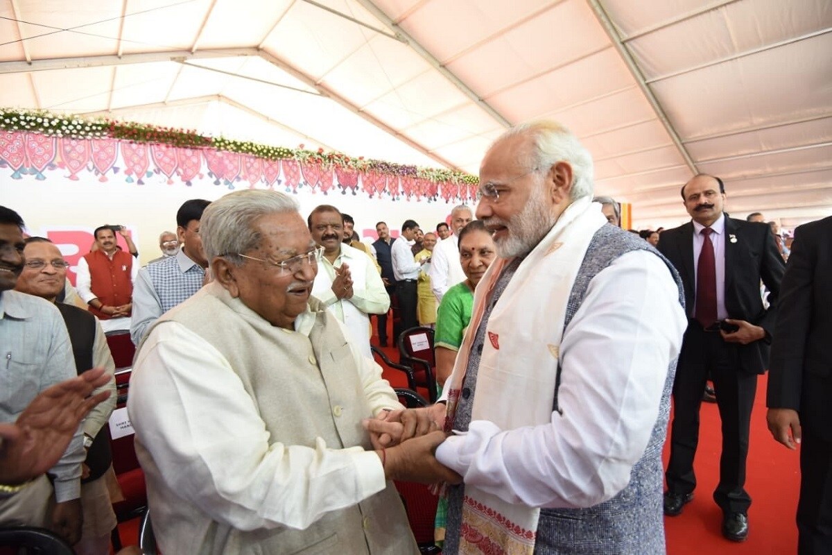  କେବଳ ରାଜ୍ୟର ବିଧାନ ସଭା ନିର୍ବାଚନରେ ​​ନୁହେଁ, ଲୋକସଭା ନିର୍ବାଚନରେ ​​ବି ଜିତିବା ପରେ ନରେନ୍ଦ୍ର ମୋଦୀ ଆଶୀର୍ବାଦ ନେବାକୁ କେଶୁଭାଇ ପଟେଲଙ୍କ ପାଖକୁ ଯିବାକୁ ଭୁଲୁ ନ ଥିଲେ । ପ୍ରଧାନ ମନ୍ତ୍ରୀ ନରେନ୍ଦ୍ର ମୋଦୀ ଥରେ ଗୁଜୁରାଟର ଅଡାଲଜରେ ଏକ ଶିକ୍ଷଣ ଭବନ ଓ ଶିକ୍ଷାର୍ଥୀ ଭବନର ମୂଳଦୁଆ ପକାଇବାକୁ ପହଞ୍ଚିଥିବା ବେଳେ କେଶୁଭାଇ ପଟେଲ ସେଠାରେ ଆଗରୁ ଆସି ଉପସ୍ଥିତ ଥିଲେ । ପ୍ରଧାନ ମନ୍ତ୍ରୀ ମୋଦୀ ତାଙ୍କ ନିକଟକୁ ଆସିଥିଲେ ଓ ତାଙ୍କ ସହ ହାତ ମିଳାଇବା ପରିବର୍ତ୍ତେ ସେ କେଶୁଭାଇ ପଟେଲଙ୍କ ପାଦ ଛୁଇଁ ପ୍ରଣାମ କରିଥିଲେ । (ଫଟୋ ସୌଜନ୍ୟ: ilSilpaNairBJP)