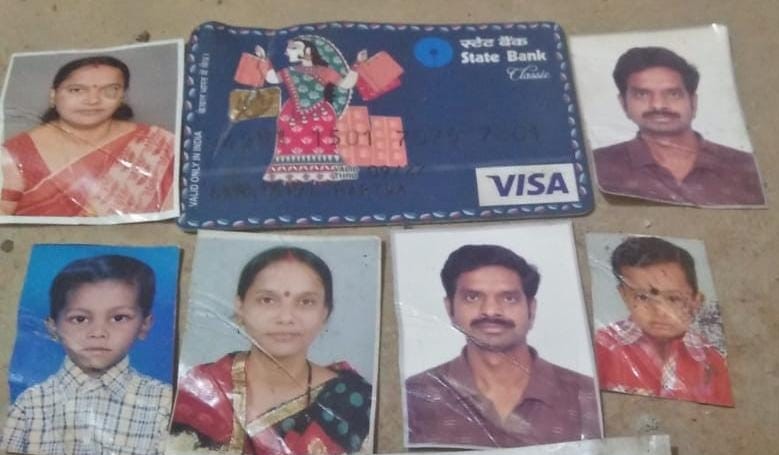 ବିସ୍ଫୋରଣ ସମୟରେ ସୀମାଞ୍ଚଳ ରାଜଭବନ ନିକଟରେ ଥିବା ସେହି ପେଟ୍ରୋଲ ପମ୍ପରେ କାମ କରୁଥିଲେ । ଘଟଣା ସ୍ଥଳରୁ ତାଙ୍କର ଆଇକାର୍ଡ ଓ ପର୍ସ ମିଳିଥିଲା । ପର୍ସରେ ତାଙ୍କ ସ୍ତ୍ରୀ ଓ ପିଲାଙ୍କ ଫଟୋ ଓ ତାଙ୍କ ATM କାର୍ଡ଼ ବି ଥିଲା । ବିସ୍ଫୋରଣ ସମୟରେ ସୀମାଞ୍ଚଳ ରାଜଭବନ ନିକଟରେ ଥିବା ସେହି ପେଟ୍ରୋଲ ପମ୍ପରେ କାମ କରୁଥିଲେ । ଘଟଣା ସ୍ଥଳରୁ ତାଙ୍କର ଆଇକାର୍ଡ ଓ ପର୍ସ ମିଳିଥିଲା । ପର୍ସରେ ତାଙ୍କ ସ୍ତ୍ରୀ ଓ ପିଲାଙ୍କ ଫଟୋ ଓ ତାଙ୍କ ATM କାର୍ଡ଼ ବି ଥିଲା ।