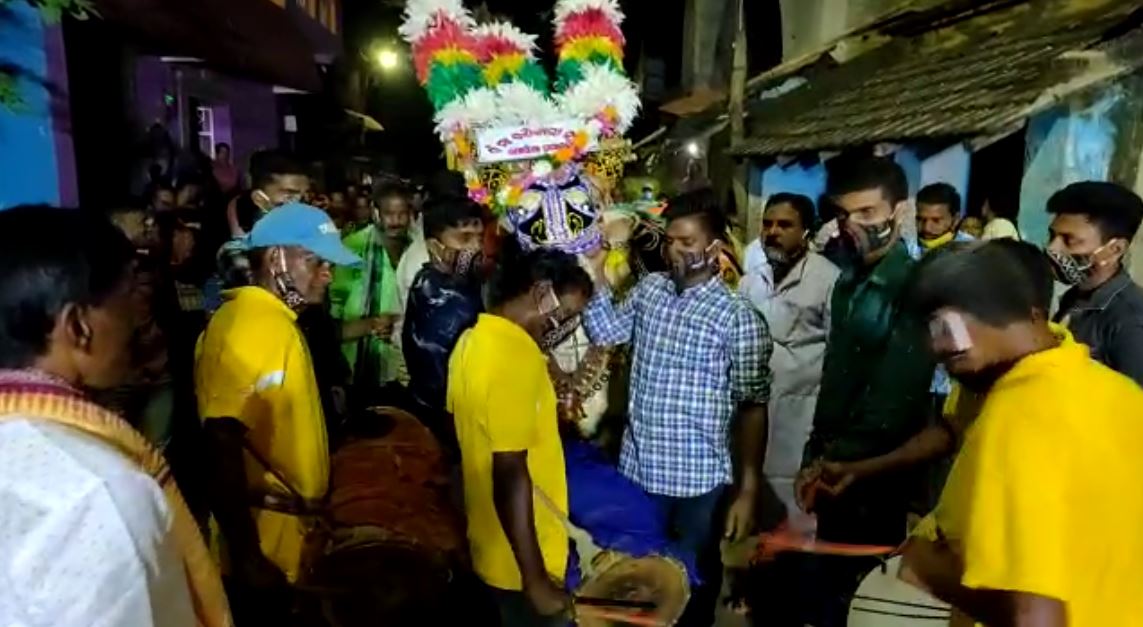 ସବୁ ବଳଦ ବିଚଳିତ ନ ହୋଇ ଏହି ରାତ୍ରିକାଳୀନ ଶୋଭାଯାତ୍ରାରେ ସହର ପରିକ୍ରମା କରିଥାନ୍ତି । ଏହାକୁ ଦେଖିବାକୁ ହଜାର ହଜାର ଲୋକଙ୍କ ସମାଗମ ହୋଇଥାଏ । ମାତ୍ର ଏଥର କରୋନା କଟକଣା ଯୋଗୁଁ ଜିଲ୍ଲା ପ୍ରଶାସନର ନିୟମ ଅନୁଯାୟୀ ଏହି ଯାତ୍ରା ଆୟୋଜିତ ହୋଇଥିବାରୁ ନା ଲୋକଙ୍କ ଗହଳି ଥିଲା ନା ପୂର୍ବ ବର୍ଷମାନଙ୍କ ଭଳି ଲୋକଙ୍କ ମୁହଁରେ ଖୁସି ଥିଲା । ସବୁ ବଳଦ ବିଚଳିତ ନ ହୋଇ ଏହି ରାତ୍ରିକାଳୀନ ଶୋଭାଯାତ୍ରାରେ ସହର ପରିକ୍ରମା କରିଥାନ୍ତି । ଏହାକୁ ଦେଖିବାକୁ ହଜାର ହଜାର ଲୋକଙ୍କ ସମାଗମ ହୋଇଥାଏ । ମାତ୍ର ଏଥର କରୋନା କଟକଣା ଯୋଗୁଁ ଜିଲ୍ଲା ପ୍ରଶାସନର ନିୟମ ଅନୁଯାୟୀ ଏହି ଯାତ୍ରା ଆୟୋଜିତ ହୋଇଥିବାରୁ ନା ଲୋକଙ୍କ ଗହଳି ଥିଲା ନା ପୂର୍ବ ବର୍ଷମାନଙ୍କ ଭଳି ଲୋକଙ୍କ ମୁହଁରେ ଖୁସି ଥିଲା ।