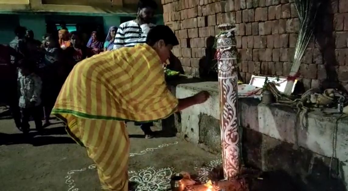 ଭୁବନରେ ଶତାଧିକ ଥୋରିଆ ସମ୍ପ୍ରଦାୟର ପରିବାର ବାସ କରନ୍ତି। ପୂର୍ବରୁ କୌଣସି ଯାନବାହନ ପ୍ରଚଳନ ନ ଥିବା ସମୟରେ ଏହି ସମ୍ପ୍ରଦାୟର ଲୋକେ ବଳଦ ପିଠିରେ ଜିନିଷ ନେଇ ବାହାର ରାଜ୍ୟରେ ବେପାର ବାଣିଜ୍ୟ କରୁଥିଲେ ଓ ଦଶହରା ସମୟରେ ବର୍ଷକେ ଥରେ ଗାଁକୁ ଫେରୁଥିଲେ । ସେହି ସମୟରେ ବଳଦକୁ ପୂଜାର୍ଚ୍ଚନା କରି ଶୋଭାଯାତ୍ରା ମାଧ୍ୟମରେ ସମଗ୍ର ଅଞ୍ଚଳକୁ ବେଶ ଯାକଜମକରେ ଭ୍ରମଣ କରି ଯାତ୍ରା ପାଳନ କରୁଥିଲେ । ଭୁବନରେ ଶତାଧିକ ଥୋରିଆ ସମ୍ପ୍ରଦାୟର ପରିବାର ବାସ କରନ୍ତି। ପୂର୍ବରୁ କୌଣସି ଯାନବାହନ ପ୍ରଚଳନ ନ ଥିବା ସମୟରେ ଏହି ସମ୍ପ୍ରଦାୟର ଲୋକେ ବଳଦ ପିଠିରେ ଜିନିଷ ନେଇ ବାହାର ରାଜ୍ୟରେ ବେପାର ବାଣିଜ୍ୟ କରୁଥିଲେ ଓ ଦଶହରା ସମୟରେ ବର୍ଷକେ ଥରେ ଗାଁକୁ ଫେରୁଥିଲେ । ସେହି ସମୟରେ ବଳଦକୁ ପୂଜାର୍ଚ୍ଚନା କରି ଶୋଭାଯାତ୍ରା ମାଧ୍ୟମରେ ସମଗ୍ର ଅଞ୍ଚଳକୁ ବେଶ ଯାକଜମକରେ ଭ୍ରମଣ କରି ଯାତ୍ରା ପାଳନ କରୁଥିଲେ ।