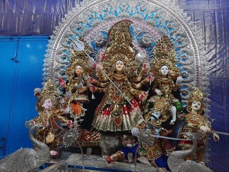 ପ୍ରତି ବର୍ଷ ଦୁର୍ଗା ପୂଜାରେ କଟକର ମେଢ଼ଗୁଡ଼ିକରେ ୮୦ କ୍ୱିଣ୍ଟାଲ ଚାନ୍ଦି ଓ ୫୭ କିଲୋର ସୁନା ଗହଣା ଲାଗେ । ହେଲେ ଏ ବର୍ଷ କରୋନାଜନିତ କଟକଣା ଯୋଗୁଁ ସେ ସବୁରୁ ଅଧିକାଂଶ ବ୍ୟବହାର କରାଯାଇ ନାହିଁ ।