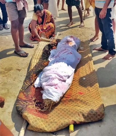 କୁଟାରେ (ପାଳ ବା ନଡ଼ାରେ) ଏକ ମାନବ ଶରୀରର ଆକୃତି (କୁଶ ପୁତ୍ତଳିକା) ତିଆରି କରି ତାକୁ କୋକେଇରେ ରଖିଥିଲେ ସୀମାଞ୍ଚଳଙ୍କ ପରିଜନ ଓ ଗ୍ରାମବାସୀମାନେ । କୁଟାରେ (ପାଳ ବା ନଡ଼ାରେ) ଏକ ମାନବ ଶରୀରର ଆକୃତି (କୁଶ ପୁତ୍ତଳିକା) ତିଆରି କରି ତାକୁ କୋକେଇରେ ରଖିଥିଲେ ସୀମାଞ୍ଚଳଙ୍କ ପରିଜନ ଓ ଗ୍ରାମବାସୀମାନେ ।