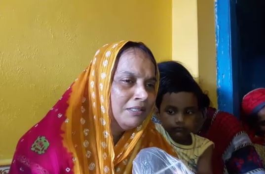 ‘‘ମୁଁ ତ ପ୍ଲସ୍ ଟୁ ପଢ଼ିଛି । ସରକାର ମୋତେ ଖଣ୍ଡେ ଚାକିରି ଦେଲେ ମୁଁ ସେ ଚାକିରି କରି ପିଲାମାନଙ୍କୁ ଖୁଆଇ ପିଆଇ ବଞ୍ଚାଇ ରଖନ୍ତି…,’’ କାନ୍ଦି କାନ୍ଦି କହିଛନ୍ତି ପ୍ରେମଲତା । ‘‘ମୁଁ ତ ପ୍ଲସ୍ ଟୁ ପଢ଼ିଛି । ସରକାର ମୋତେ ଖଣ୍ଡେ ଚାକିରି ଦେଲେ ମୁଁ ସେ ଚାକିରି କରି ପିଲାମାନଙ୍କୁ ଖୁଆଇ ପିଆଇ ବଞ୍ଚାଇ ରଖନ୍ତି…,’’ କାନ୍ଦି କାନ୍ଦି କହିଛନ୍ତି ପ୍ରେମଲତା ।