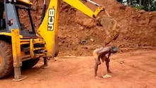 ନିଜ ପିଠିକୁ JCB ମାଟି ଖୋଳା ମେସିନରେ କୁଣ୍ଡାଇଲେ ଏହି ବ୍ୟକ୍ତି; VIDEO ଚକିତ କଲା!