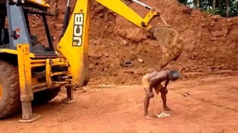 ନିଜ ପିଠିକୁ JCB ମାଟି ଖୋଳା ମେସିନରେ କୁଣ୍ଡାଇଲେ ଏହି ବ୍ୟକ୍ତି; VIDEO ଦେଖି ସମସ୍ତେ ଚକିତ!