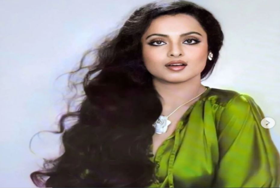  Rekha Birthday: ଆଜି ବଲିଉଡ଼ ଅଭିନେତ୍ରୀ ରେଖାଙ୍କ (Actress Rekha) ଜନ୍ମଦିନ । ରେଖା ଆଜି ୬୬ ବର୍ଷରେ ପାଦ ଦେଇଛନ୍ତି । ସେ ବର୍ତ୍ତମାନ ପର୍ଯ୍ୟନ୍ତ ୧୮୦ ରୁ ଅଧିକ ଚଳଚ୍ଚିତ୍ରରେ ଅଭିନୟ କରିଛନ୍ତି । ରେଖା ନିଜର ବୟସର ତାଳେ ତାଳେ ନିଜର ସୌନ୍ଦର୍ଯ୍ୟ (Ageless Beauty) ପାଇଁ ଜଣାଶୁଣା ଅଟନ୍ତି । ବୃଦ୍ଧାବସ୍ଥାରେ ମଧ୍ୟ ତାଙ୍କ ସୌନ୍ଦର୍ଯ୍ୟକୁ ନେଇ ଅନେକ ଦିୱାନା ଅଛନ୍ତି । ଅବଶ୍ୟ ଖୁବ୍ କମ୍ ଲୋକ ଜାଣିଥିବେ ଯେ ତାଙ୍କ କ୍ୟାରିୟର ଆରମ୍ଭରେ ରେଖାଙ୍କୁ ତାଙ୍କ ଚେହେରା ଯୋଗୁଁ ଅନେକ ସମାଲୋଚନାର ସମ୍ମୁଖୀନ ହେବାକୁ ପଡିଥିଲା । କିନ୍ତୁ ୧୯୭୦ ଦଶକର ଶେଷ ଭାଗରେ ସେ ବଲିଉଡରେ ଏକ ଯୌନ ପ୍ରତୀକ ଭାବରେ ମାନ୍ୟତା ପାଇବାକୁ ଲାଗିଥିଲେ । ଆଜି ଗଣମାଧ୍ୟମର ରିପୋର୍ଟକୁ ଉଦ୍ଧୃତ କରି ରେଖାଙ୍କ ଜନ୍ମଦିନରେ ଆମେ ଆପଣଙ୍କ ପାଇଁ ଆଣିଛୁ ତାଙ୍କ ସୌନ୍ଦର୍ଯ୍ୟ କିଛି ରହସ୍ୟ । (pic credit: instagram/cinemaajkal)