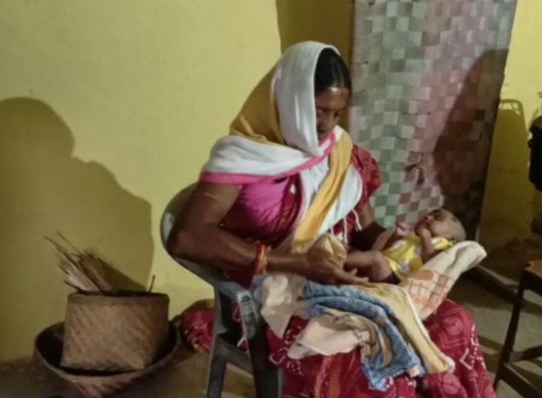 ସମ୍ବଲପୁର ଜିଲ୍ଲାର ଚାରମାଲ ଥାନା ଅଞ୍ଚଳରେ ଏକ ମାସ ସାତ ଦିନର ଗୋଟିଏ ଶିଶୁ କନ୍ୟାକୁ ତା’ ମା’ ବିକ୍ରି କରିଦେଇଥିବା ଅଭିଯୋଗ ହୋଇଛି । ସମ୍ବଲପୁର ଜିଲ୍ଲାର ଚାରମାଲ ଥାନା ଅଞ୍ଚଳରେ ଏକ ମାସ ସାତ ଦିନର ଗୋଟିଏ ଶିଶୁ କନ୍ୟାକୁ ତା’ ମା’ ବିକ୍ରି କରିଦେଇଥିବା ଅଭିଯୋଗ ହୋଇଛି ।