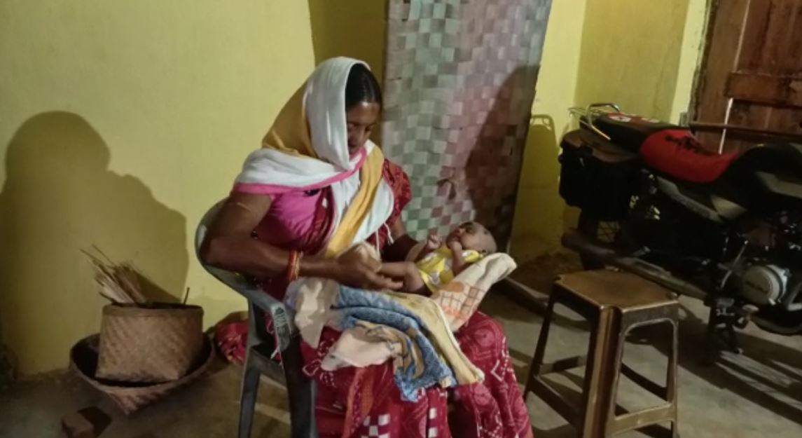 ଶିଶୁ କନ୍ୟାକୁ ଅକ୍ଟୋବର ୧ ତାରିଖରେ ବିକ୍ରି କରାଯାଇଥିବା କୁହାଯାଉଛି । ପୋଲିସ ଶିଶୁକୁ ଉଦ୍ଧାର କରି ତା’ ନିଜ ମା’କୁ ଫେରାଇ ଦେଇଛି ଓ ଏହି ମାମଲାର ତଦନ୍ତ ଆରମ୍ଭ କରିଛି । ଶିଶୁ କନ୍ୟାକୁ ଅକ୍ଟୋବର ୧ ତାରିଖରେ ବିକ୍ରି କରାଯାଇଥିବା କୁହାଯାଉଛି । ପୋଲିସ ଶିଶୁକୁ ଉଦ୍ଧାର କରି ତା’ ନିଜ ମା’କୁ ଫେରାଇ ଦେଇଛି ଓ ଏହି ମାମଲାର ତଦନ୍ତ ଆରମ୍ଭ କରିଛି ।