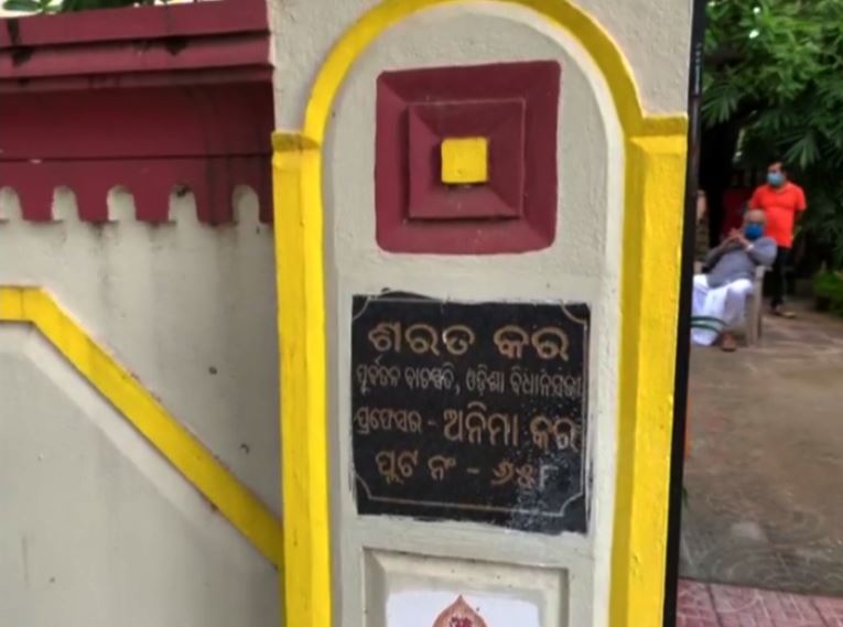 ରାଜନୀତି ସହିତ ବିଶିଷ୍ଟ ସାହିତ୍ୟିକ ଭାବେ ଶରତ ଅର୍ଜିଥିଲେ ଅପାର ପ୍ରସିଦ୍ଧି । ତାଙ୍କ ଶ୍ରେଷ୍ଠ ପୁସ୍ତକଗୁଡ଼ିକ ଭିତରେ ‘ଦ୍ରୁତ ବିଳମ୍ବିତ’, ‘ମନ୍ଥନ’, ‘ରୋମନ୍ଥନ’ ଓ ‘ଅନନ୍ୟ’ ଭଳି ପୁସ୍ତକ ଲାଭ କରିଛି ପାଠକୀୟ ଆଦୃତି । ସେ ମଧ୍ୟ ଅନେକ ଧାର୍ମିକ ଓ ସାଂସ୍କୃତିକ ପୁସ୍ତକର ରଚୟିତା ଥିଲେ । ଜଣେ ପ୍ରବଚକ ଭାବେ ଶରତ କରଙ୍କର ରହିଥିଲା ଅଜସ୍ର ସୁଖ୍ୟାତି । ରାଜନୀତି ସହିତ ବିଶିଷ୍ଟ ସାହିତ୍ୟିକ ଭାବେ ଶରତ ଅର୍ଜିଥିଲେ ଅପାର ପ୍ରସିଦ୍ଧି । ତାଙ୍କ ଶ୍ରେଷ୍ଠ ପୁସ୍ତକଗୁଡ଼ିକ ଭିତରେ ‘ଦ୍ରୁତ ବିଳମ୍ବିତ’, ‘ମନ୍ଥନ’, ‘ରୋମନ୍ଥନ’ ଓ ‘ଅନନ୍ୟ’ ଭଳି ପୁସ୍ତକ ଲାଭ କରିଛି ପାଠକୀୟ ଆଦୃତି । ସେ ମଧ୍ୟ ଅନେକ ଧାର୍ମିକ ଓ ସାଂସ୍କୃତିକ ପୁସ୍ତକର ରଚୟିତା ଥିଲେ । ଜଣେ ପ୍ରବଚକ ଭାବେ ଶରତ କରଙ୍କର ରହିଥିଲା ଅଜସ୍ର ସୁଖ୍ୟାତି ।