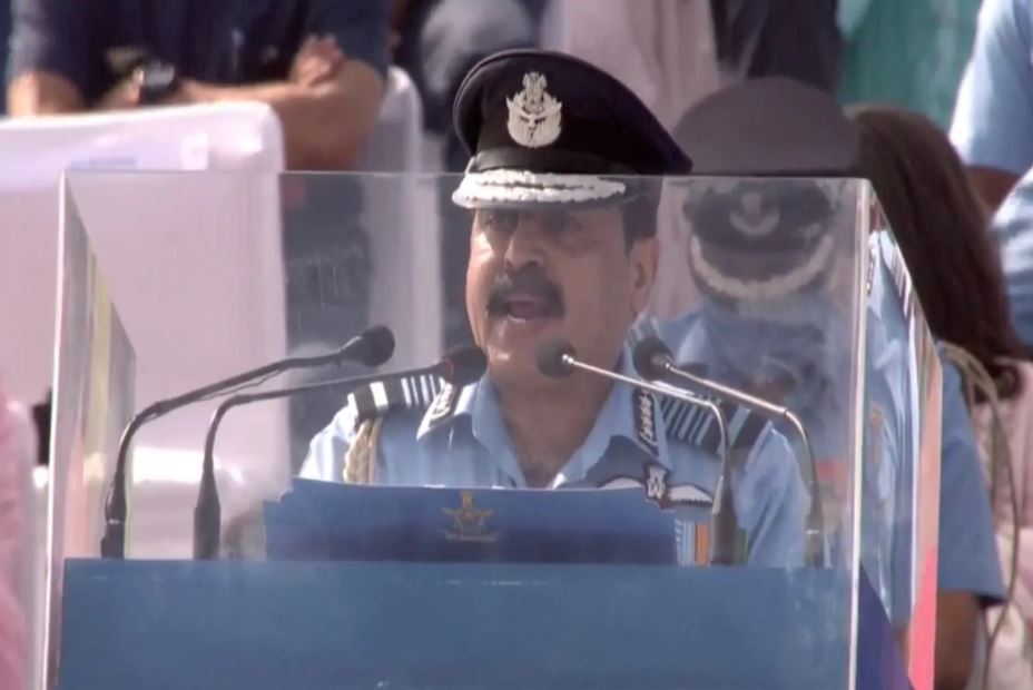 ନୂଆ ଦିଲ୍ଲୀ: ଭାରତୀୟ ବାୟୁସେନାର ୮୮ତମ ପ୍ରତିଷ୍ଠା ଦିବସ ଅବସରରେ ବାୟୁସେନା ମୁଖ୍ୟ ରାକେଶ କୁମାର ସିଂ ଭଦୋରିଆ ଦେଶକୁ ଆଶ୍ୱାସନା ଦେଇଛନ୍ତି ଯେ ବାୟୁ ସେନା ପ୍ରତ୍ୟେକ ପରିସ୍ଥିତି ପାଇଁ ପ୍ରସ୍ତୁତ ଅଛନ୍ତି । ୮୮ତମ ଫାଉଣ୍ଡେସନ ଦିବସ ଅବସରରେ ବାୟୁସେନା ବିମାନ IAF ମୁଖ୍ୟଙ୍କ ସମ୍ବୋଧନ ଓ ଜାତୀୟ ସଂଗୀତ ପରେ ବାୟୁସେନା ନିଜର କଳା କୌଶଳ ପ୍ରଦର୍ଶନ କରିଥିଲା । ନୂଆ ଦିଲ୍ଲୀ: ଭାରତୀୟ ବାୟୁସେନାର ୮୮ତମ ପ୍ରତିଷ୍ଠା ଦିବସ ଅବସରରେ ବାୟୁସେନା ମୁଖ୍ୟ ରାକେଶ କୁମାର ସିଂ ଭଦୋରିଆ ଦେଶକୁ ଆଶ୍ୱାସନା ଦେଇଛନ୍ତି ଯେ ବାୟୁ ସେନା ପ୍ରତ୍ୟେକ ପରିସ୍ଥିତି ପାଇଁ ପ୍ରସ୍ତୁତ ଅଛନ୍ତି । ୮୮ତମ ଫାଉଣ୍ଡେସନ ଦିବସ ଅବସରରେ ବାୟୁସେନା ବିମାନ IAF ମୁଖ୍ୟଙ୍କ ସମ୍ବୋଧନ ଓ ଜାତୀୟ ସଂଗୀତ ପରେ ବାୟୁସେନା ନିଜର କଳା କୌଶଳ ପ୍ରଦର୍ଶନ କରିଥିଲା ।
