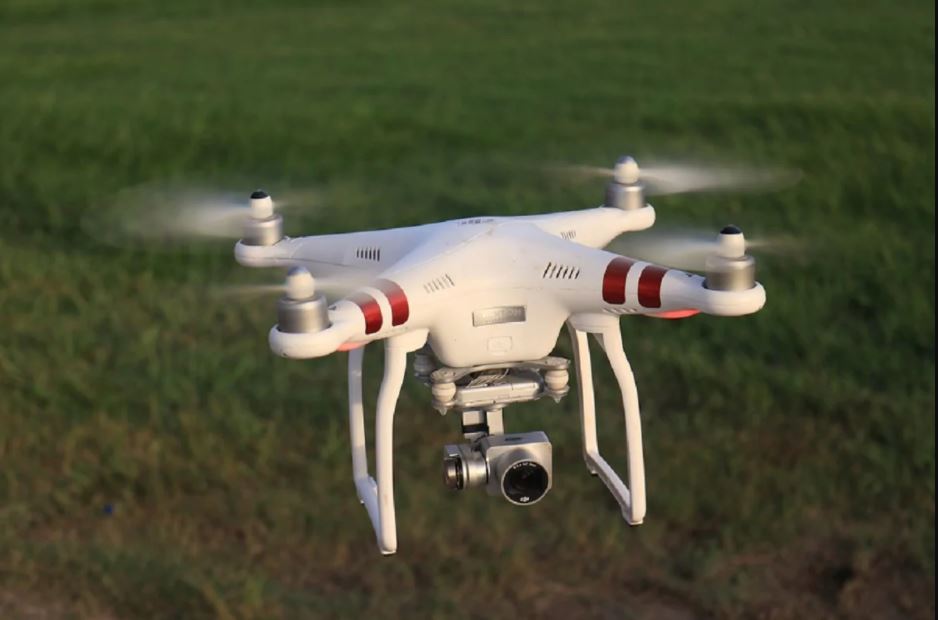 କ୍ୱାଡକୋପ୍ଟର (Quadcopter) ସର୍ବଦା ରିମୋଟ କଣ୍ଟ୍ରୋଲ (Remote control) ଦ୍ୱାରା ହିଁ ପରିଚାଳିତ ହୋଇଥାଏ । ଏହାର ଦୁଇଟି ରୋଟର ଘଡ଼ିସନ୍ଧି ଦିଗରେ (Clockwise) ଘୂର୍ଣ୍ଣନ କରେ ଓ ଦୁଇଟି ରୋଟର୍ ଘଣ୍ଟା ଦିଗରେ (Anticlockwise) ଘୂର୍ଣ୍ଣନ କରେ । ଯଦି ସମସ୍ତ ରୋଟର୍ ସମାନ ଦିଗରେ ଘୂର୍ଣ୍ଣନ କରନ୍ତି ତେବେ କ୍ୱାଡକୋପଟରର ଉଡ଼ାଣ ନିୟନ୍ତ୍ରଣ ହୋଇପାରିବ ନାହିଁ ଓ ଏହା ସହିତ ଚତୁର୍ଥ ରୋଟର୍ ଅଦରକାରୀ ହୋଇଯିବ । ଦୁଇଟି ରୋଟର୍ ଭିନ୍ନ ଦିଗର ଥିବାରୁ ଏହାର ଉଡ଼ାଣକୁ ନିୟନ୍ତ୍ରଣ କରିବା ସମ୍ଭବ ହୋଇଥାଏ । (Photo-: Pixabay) କ୍ୱାଡକୋପ୍ଟର (Quadcopter) ସର୍ବଦା ରିମୋଟ କଣ୍ଟ୍ରୋଲ (Remote control) ଦ୍ୱାରା ହିଁ ପରିଚାଳିତ ହୋଇଥାଏ । ଏହାର ଦୁଇଟି ରୋଟର ଘଡ଼ିସନ୍ଧି ଦିଗରେ (Clockwise) ଘୂର୍ଣ୍ଣନ କରେ ଓ ଦୁଇଟି ରୋଟର୍ ଘଣ୍ଟା ଦିଗରେ (Anticlockwise) ଘୂର୍ଣ୍ଣନ କରେ । ଯଦି ସମସ୍ତ ରୋଟର୍ ସମାନ ଦିଗରେ ଘୂର୍ଣ୍ଣନ କରନ୍ତି ତେବେ କ୍ୱାଡକୋପଟରର ଉଡ଼ାଣ ନିୟନ୍ତ୍ରଣ ହୋଇପାରିବ ନାହିଁ ଓ ଏହା ସହିତ ଚତୁର୍ଥ ରୋଟର୍ ଅଦରକାରୀ ହୋଇଯିବ । ଦୁଇଟି ରୋଟର୍ ଭିନ୍ନ ଦିଗର ଥିବାରୁ ଏହାର ଉଡ଼ାଣକୁ ନିୟନ୍ତ୍ରଣ କରିବା ସମ୍ଭବ ହୋଇଥାଏ । (Photo-: Pixabay)