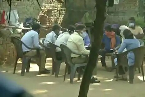 Hathras Case: ପୀଡ଼ିତା ପରିବାରକୁ ଅଦ୍ଭୁତପୂର୍ବକ ସୁରକ୍ଷା; ଶୌଚାଳୟକୁ ମଧ୍ୟ ସାଥିରେ ଯାଉଛି ପୋଲିସ୍