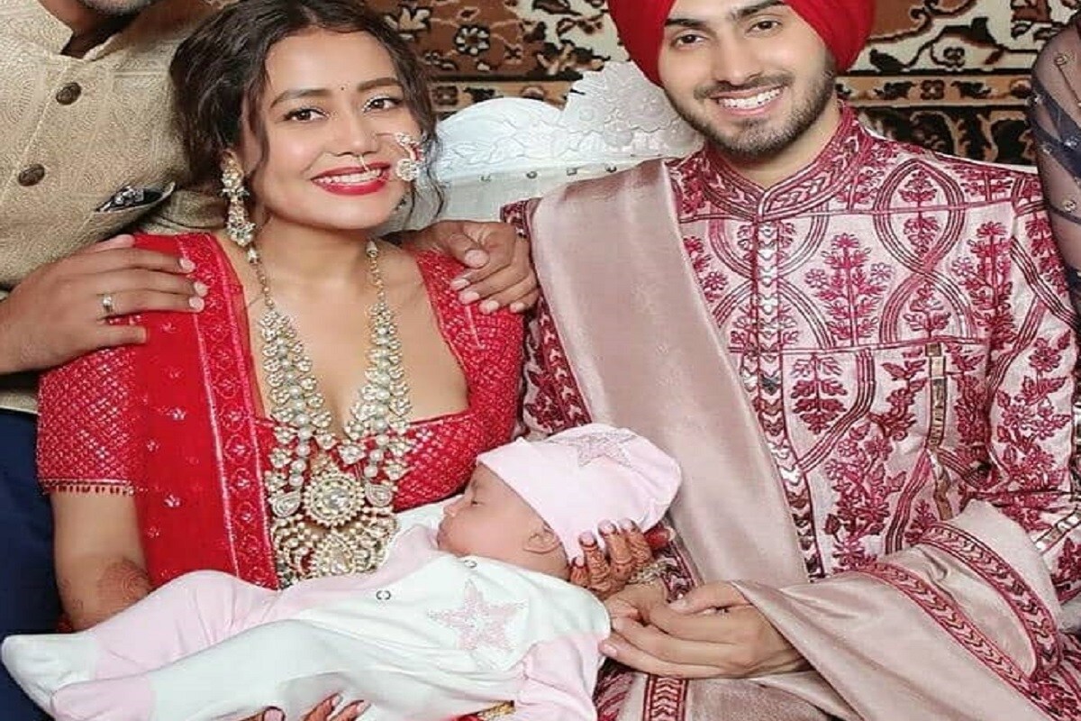  ନିକଟରେ ବଲିଉଡ ଗାୟିକା ନେହା କକ୍କଡ଼ (Neha Kakkar) ନିଜ ପ୍ରେମିକ ରୋହନପ୍ରୀତ ସିଂଙ୍କ (Rohanpreet Singh) ସହ ବିବାହ ବନ୍ଧନରେ ବନ୍ଧା ହୋଇଛନ୍ତି । ଆଜିକାଲି ଉଭୟଙ୍କ ବିବାହର ଫଟୋ ଓ ଭିଡିଓ ସୋସିଆଲ ମିଡ଼ିଆରେ ଭାଇରାଲ ହେବାରେ ଲାଗିଛି । ବିବାହ ମଣ୍ଡପରେ ସେ ଏକ ଛୋଟ ଶିଶୁକୁ କୋଳରେ ଧରିଥିବା ଦେଖାଯାଇଛନ୍ତି ।