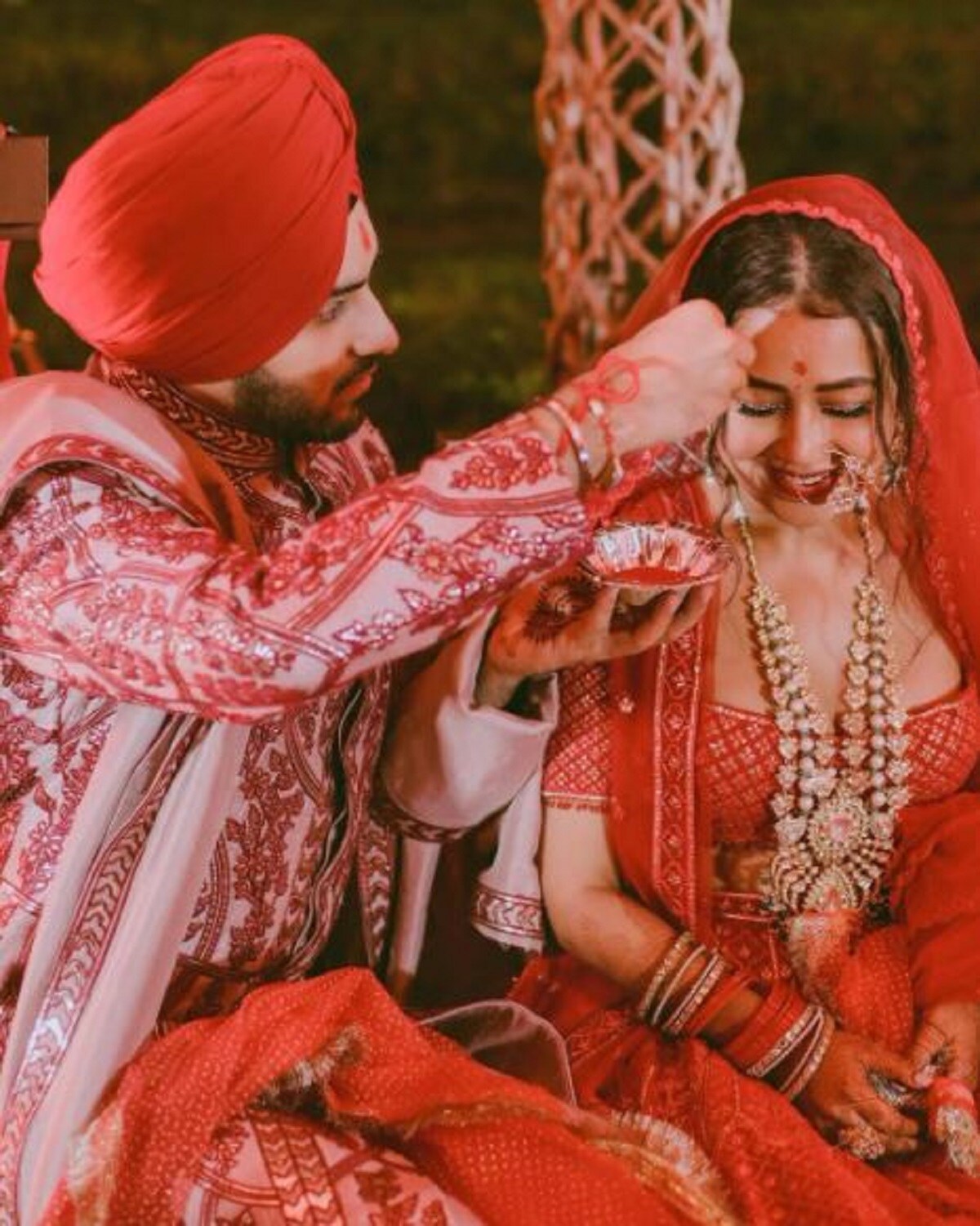  ନେହା ଓ ରୋହନପ୍ରୀତ ଦୁହେଁ ସଂଗୀତଜ୍ଞ । ତେଣୁ ଦୁହେଁ ବିବାହ ହଲରେ, କେବେ ବିବାହ ଉତ୍ସବରେ ତ ପୁଣି କେବେ ରିଙ୍ଗ ସେରିମନୀରେ ଓ ରିସେପ୍ସନରେ, ଆଉ ପାର୍ଟିରେ ବି ସଙ୍ଗୀତ ପରିବେଷଣ କରିଥିଲେ । ଦୁହେଁ ଏକାଠି ଗୀତ ଗାଉଥିଲେ।