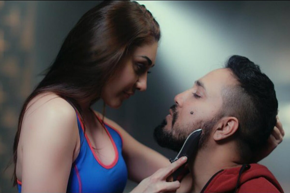  ଫଟୋଗୁଡ଼ିକରେ ଶେଫାଳି ଜରିୱାଲା ଏକ ବଲ୍ ପୁଲ୍ ବୋର୍ଡ଼ରେ ବସି ନିଜ ସୌନ୍ଦର୍ଯ୍ୟର ବିଚ୍ଛୁରଣ କରୁଥିବା ଦେଖାଯାଉଛି । ଏହି ଗୀତରେ ଶେଫାଳୀ ଖୁବ୍‌ ବୋଲ୍ଡ ଷ୍ଟାଇଲରେ ନଜର ଆସିଛନ୍ତି ।