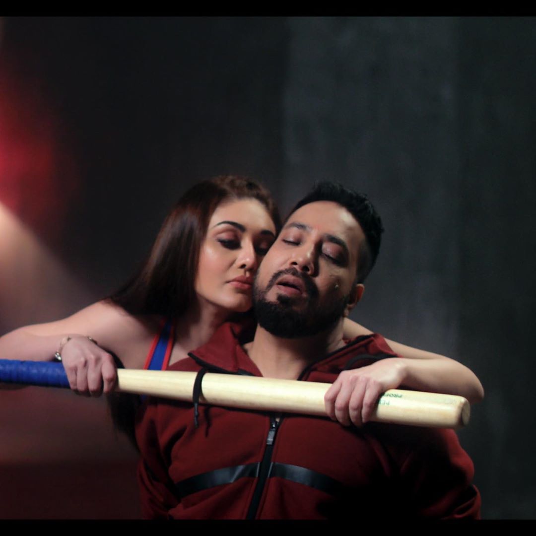  ଅନ୍ୟ ଜଣେ ଫ୍ୟାନ୍‌ ଶେଫାଳୀଙ୍କୁ ବିବାହ କରିନେବାକୁ ପରାମର୍ଶ ଦେଇଛନ୍ତି ଓ କମେଣ୍ଟ ବକ୍ସରେ ଲେଖିଛନ୍ତି, ‘‘ଆପଣଙ୍କର ଏହି ଯୋଡ଼ି ଭଲ ଲାଗୁଛି । ଆପଣ ଦୁହେଁ ବିବାହ କରିନିଅନ୍ତୁ ।’’