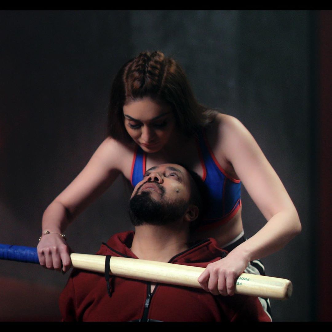  ଶେଫାଳୀ ଜରିୱାଲା ପ୍ରସିଦ୍ଧ ଶୋ ‘ବିଗ୍ ବସ୍ ୧୩’ରେ ଭାଗ ନେଇସାରିଛନ୍ତି । ସେ ରିମିକ୍ସ ଆଲବମ୍ ‘କାଣ୍ଟା ଲଗା’ରୁ ଚର୍ଚ୍ଚାକୁ ଆସିଥିଲେ । ଏହି ଆଲବମ୍ ୨୦୦୩-୦୪ରେ ମୁକ୍ତିଲାଭ କରିଥିଲା । ଏହା ବ୍ୟତୀତ ଶେଫାଳୀ ୨୦୦୪ରେ ସଲମାନ ଖାନଙ୍କ ସହ ‘ମୁଝସେ ଶାଦୀ କରୋଗୀ’ ଗୀତରେ ବି ଦେଖାଯାଇଥିଲେ । (ସବୁ ଫଟୋ ସୌଜନ୍ୟ: @mikasingh / Instagram)