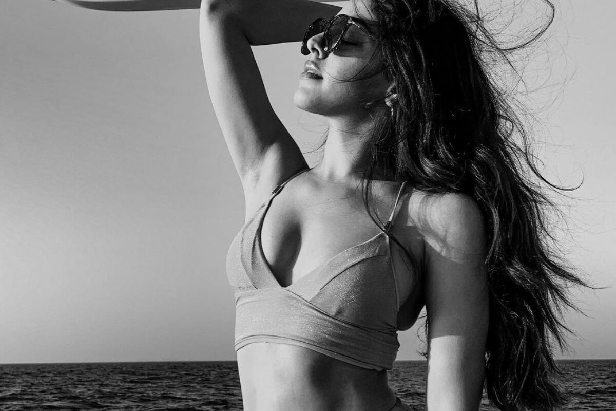  ବଲିଉଡ ଷ୍ଟାର ସୈଫ ଅଲି ଖାନଙ୍କ (Saif Ali Khan) ସହ ବଲିଉଡରେ ଡେବ୍ୟୁ କରିଥିବା ଅଭିନେତ୍ରୀ ଅଲାୟା ଫର୍ଣ୍ଣିଚରୱାଲା (Alaya Farnicharwala) ନିଜ ବୋଲ୍ଡ ଫଟୋ ଯୋଗୁଁ ସୋସିଆଲ ମିଡ଼ିଆରେ ଚର୍ଚ୍ଚାରେ ରହିଆସୁଛନ୍ତି । ପୁଣି ଥରେ ସୋସିଆଲ ମିଡ଼ିଆରେ ଅଲାୟାଙ୍କ କିଛି ଫଟୋ ଖୁବ୍‌ ଭାଇରାଲ ହେବାରେ ଲାଗିଛି ।