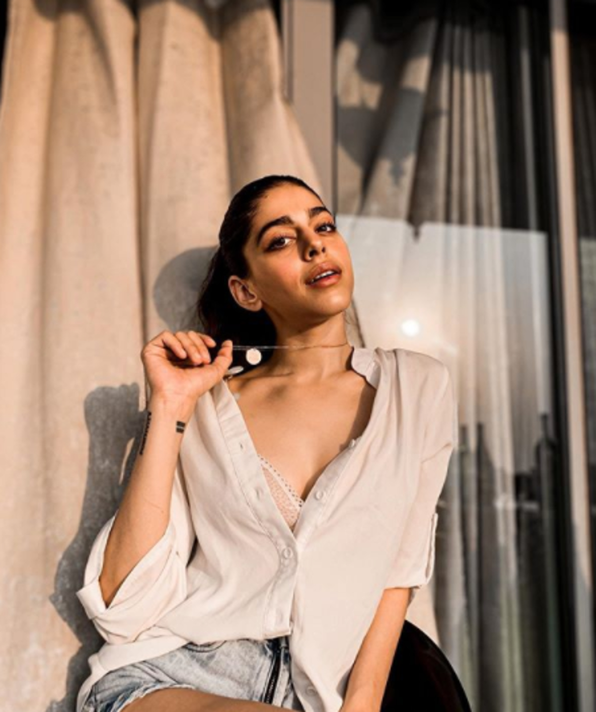  ଅଲାୟା ବଲିଉଡ ଅଭିନେତ୍ରୀ ପୂଜା ବେଦୀଙ୍କ (Pooja Bedi) ଝିଅ । ସୋସିଆଲ ମିଡ଼ିଆରେ ଅଲାୟାଙ୍କ ପ୍ରଶଂସକଙ୍କ ଅଭାବ ନାହିଁ । ଇନଷ୍ଟାଗ୍ରାମରେ ଆଠ ଲକ୍ଷରୁ ଅଧିକ ଲୋକ ଅଲାୟାଙ୍କୁ ଫଲୋ କରନ୍ତି । (ସବୁ ଫଟୋ ସୌଜନ୍ୟ: ଇନଷ୍ଟାଗ୍ରାମ @ alaya.f)