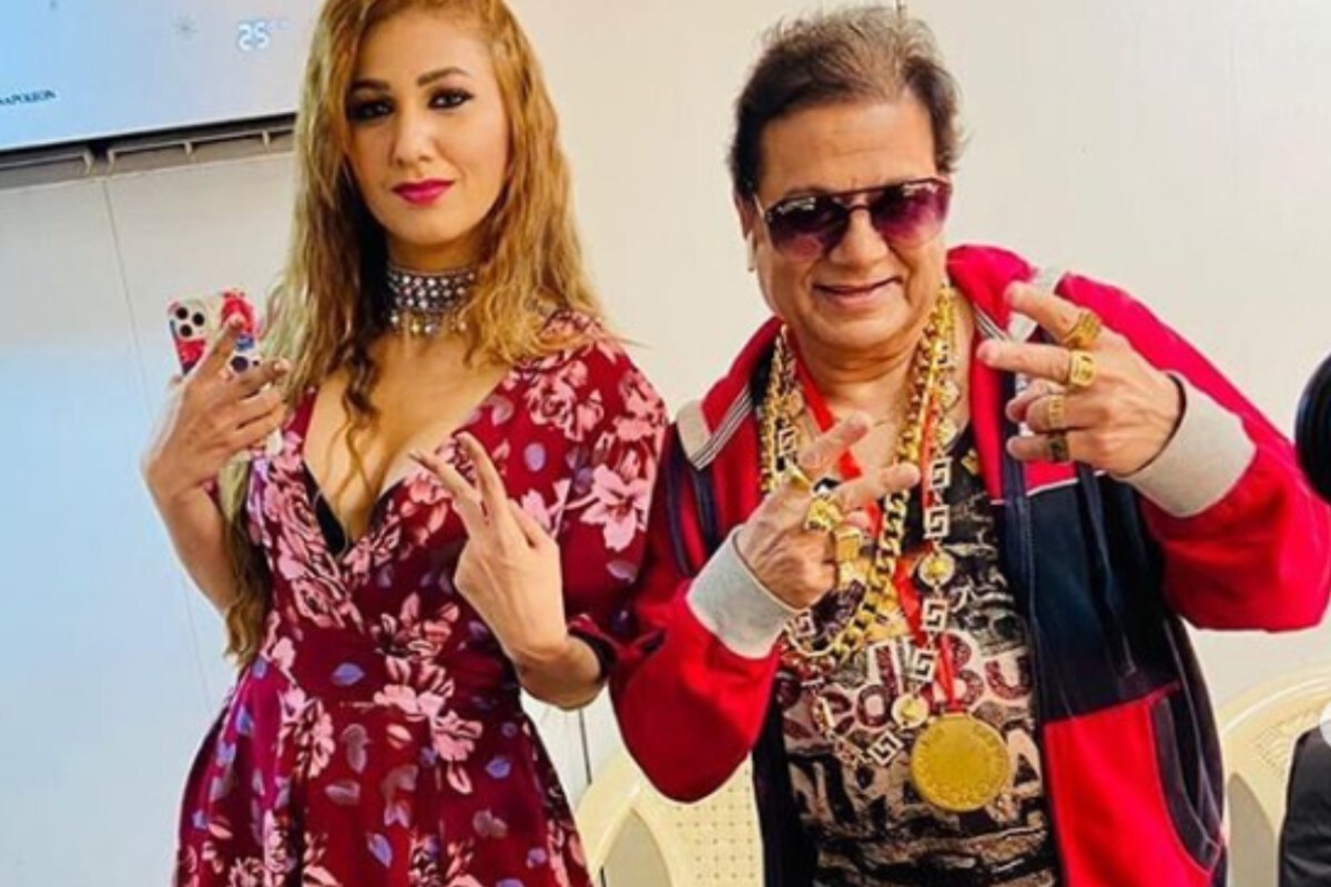  ଭଜନ ସମ୍ରାଟ୍‌ ଅନୁପ ଜଲୋଟାଙ୍କୁ (Anup Jalota) ବର ବେଶରେ ଆଉ ପାଖରେ କନିଆ ବେଶରେ ଜସଲିନ୍ ମଥାରୁଙ୍କୁ (Jasleen Matharu) ଦେଖାଯିବା ପରେ ଚର୍ଚ୍ଚାର ବଜାର ପୁଣି ଥରେ ଗରମ ହୋଇଗଲା । ଏହି ଫଟୋଗୁଡ଼ିକୁ ଦେଖିବା ପରେ ଅନୁପ ଜଲୋଟା ଜସଲିନଙ୍କୁ ବିବାହ କରିଥିବା ଦାବି କରାଯାଇଥିଲା । ଭାଇରାଲ ହୋଇଥିବା ଏହି ଫଟୋଗୁଡ଼ିକ ଉପରେ ସେ ସ୍ପଷ୍ଟୀକରଣ ଦେଇଛନ୍ତି । ଯଦିଓ ଜସଲିନ୍ ଅନୁପ ଜଲୋଟାଙ୍କର ଶିଷ୍ୟା, କିନ୍ତୁ ଏହି ଯୋଡ଼ି ଯେମିତି ପ୍ରୋଜେକ୍ଟ ହୋଇଥିଲା ସେଥିରୁ ସେମାନଙ୍କ କେମିଷ୍ଟ୍ରିକୁ ପ୍ରଶଂସା କରିବାରେ କେହି କ୍ଳାନ୍ତ ହେଉନାହାନ୍ତି । ଏବେ ଉଭୟଙ୍କ ଆଉ ଏକ ଫଟୋ ଭାଇରାଲ ହେଉଛି। ସେମାନଙ୍କୁ ଏହି ଅବତାରରେ ଦେଖିବା ପରେ ଆପଣଙ୍କ ପାଟିରୁ ବାହାରିପାରେ ଯେ ଏବେ ଭଜନ ସମ୍ରାଟ ଅନୁପ ଜଲୋଟା ଗାୟକ ବାପି ଲାହିରି ଓ ରାପର୍ ହନି ସିଂଙ୍କୁ ଟକ୍କର ଦେବା ଆରମ୍ଭ କରିଛନ୍ତି । (ଫଟୋ ସୌଜନ୍ୟ: @ anupjalotaonline / ଇନଷ୍ଟାଗ୍ରାମ)