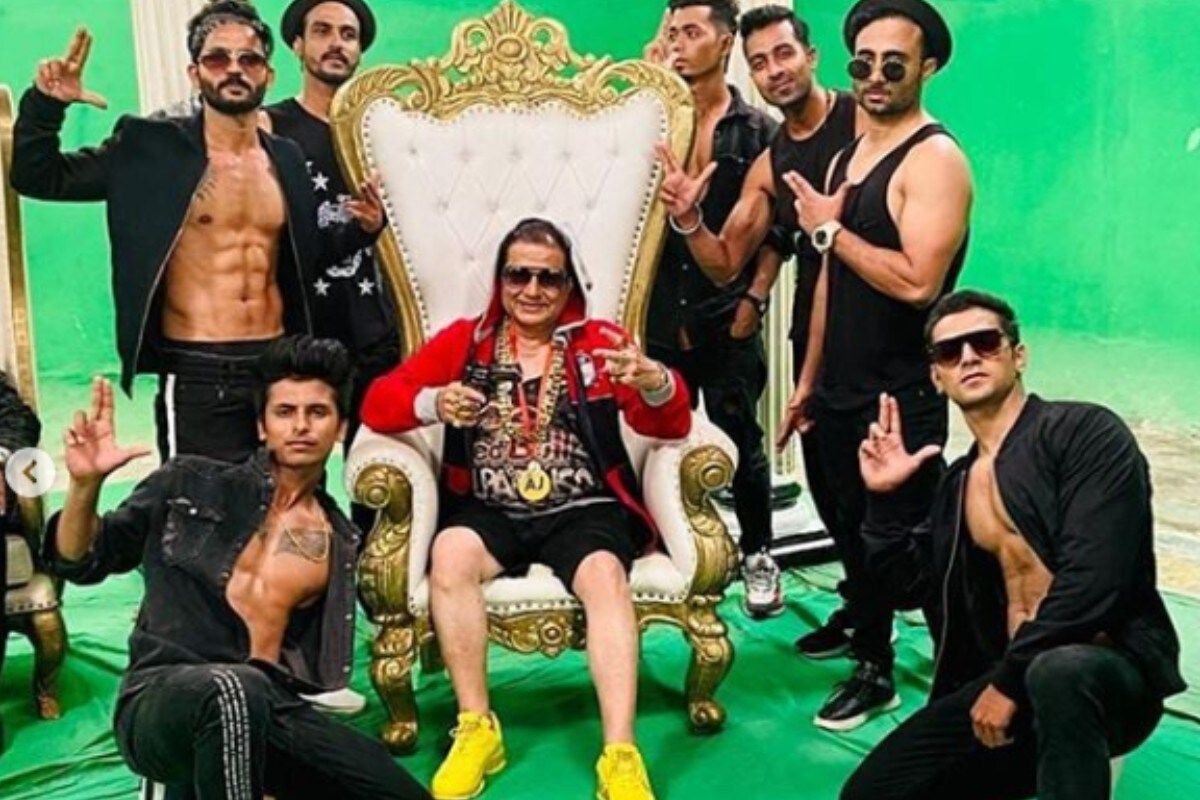  ଇନଷ୍ଟାଗ୍ରାମରେ ଅନୁପ ଜଲୋଟାଙ୍କ ଏହି ଫଟୋଗୁଡ଼ିକ ଉପରେ ଲୋକେ ଖୁବ୍‌ କମେଣ୍ଟ କରୁଛନ୍ତି, ଯଦିଓ ଅଧିକାଂଶ ଲୋକେ ସେମାନଙ୍କର ଏହି ରୂପକୁ ପସନ୍ଦ କକୁ ନାହାନ୍ତି । ସେମାନେ ବାରମ୍ବାର କହୁଛନ୍ତି ଯେ ସାରା ଜୀବନ ଭଜନ ଗାଇବା ପରେ ବର୍ତ୍ତମାନ ସେ ଜୀବନର ଏହି ପର୍ଯ୍ୟାୟରେ ପହଞ୍ଚି ଏମିତି ପରିବର୍ତ୍ତନ କାହିଁକି କରୁଛନ୍ତି?’’ ଅନୁପ ଜଲୋଟାଙ୍କର ଏହି ନୂଆ ରୂପ ଦେଖିବା ପରେ ଲାଗୁଛି ଯେ ଲୋକେ ତାଙ୍କର ଏହି ରୂପକୁ ପସନ୍ଦ କରୁନାହାନ୍ତି । (ଫଟୋ ସୌଜନ୍ୟ- @ anupjalotaonline / ଇନଷ୍ଟାଗ୍ରାମ)