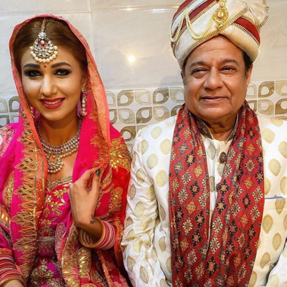  ନିକଟରେ ଅନୁପ ଜଲୋଟାଙ୍କର ଜସଲିନ୍ ମାଥାରୁଙ୍କ ସହ କେତେକ ଫଟୋ ଭାଇରାଲ ହୋଇଥିଲା, ଯେଉଁଥିରେ ଜସଲିନ୍ କନିଆର ବେଶରେ ନଜର ଆସିଥିଲେ । ଫଟୋଗୁଡ଼ିକୁ ଦେଖିବା ପରେ ଅନୁପ ଜଲୋଟା ଜସଲିନଙ୍କୁ ବିବାହ କରିଥିବା ଦାବି କରାଯାଇଥିଲା । ଅନୁପ ଜଲୋଟା ଏହାକୁ ଖଣ୍ଡନ କରି କହିଥିଲେ ଯେ ଜସଲିନଙ୍କ ସହ ତାଙ୍କ ବିବାହ ଖବର ମିଥ୍ୟା। (ଫଟୋ ସୌଜନ୍ୟ- @ jasleenmatharu / Instagram)