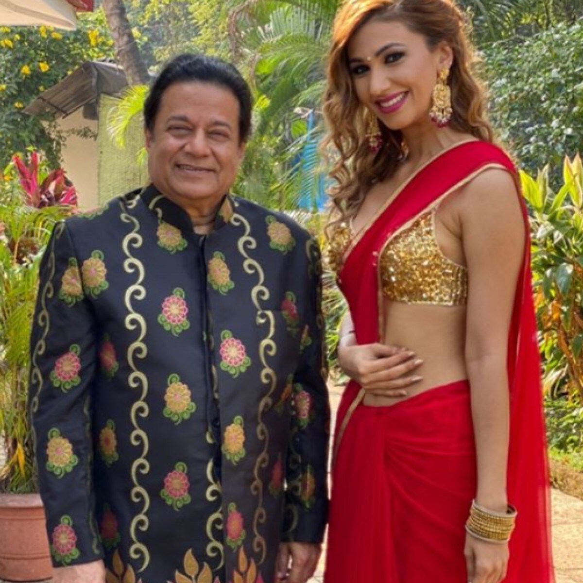  ଅନୁପ କହିଥିଲେ ଯେ ଜସଲିନଙ୍କ ଆଧୁନିକ ପୋଷାକ ତାଙ୍କ ପରିବାରକୁ ପସନ୍ଦ ଆସିବ ନାହିଁ। ‘‘ଆମେ ତ ଧୋତି-କୁର୍ତ୍ତା ପିନ୍ଧୁଥିବା ଲୋକ ଯିଏ ଭକ୍ତି ଭଜନ ଗାଆନ୍ତି । ଜସଲିନ୍ ଏହା ସହ କେମିତି ମ୍ୟାଚ୍‌ କରି ପାରିବେ?’’ ଭଜନ ସମ୍ରାଟ ଆହୁରି କହିଥିଲେ, ‘‘ମୁଁ ଅନୁଭବ କରୁଛି ଯେ ମୋ’ ଆଖପାଖର ଲୋକେ ଜସଲିନଙ୍କ ସେହି ଶୈଳୀକୁ ପସନ୍ଦ କରୁ ନାହାନ୍ତି ।’’ ସେ କହିଥିଲେ ଯେ ସେ ଯଦି ୩୫ ବର୍ଷର ହୋଇଥାନ୍ତେ ତେବେ ବି ସେ ଜସଲିନଙ୍କୁ ବିବାହ କରି ନ ଥାନ୍ତେ । (ଫଟୋ ସୌଜନ୍ୟ- @ jasleenmatharu / Instagram)