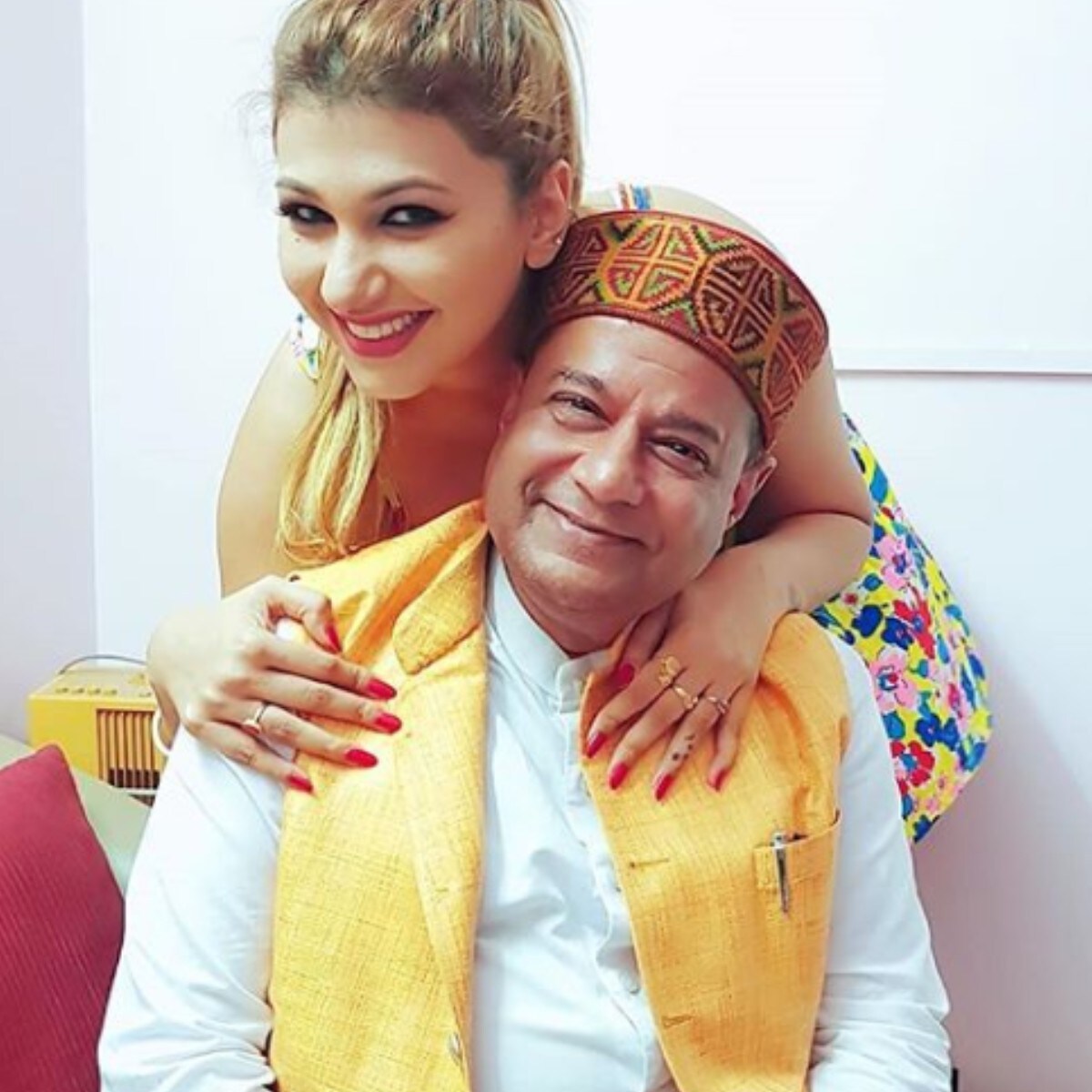  ଭାଇରାଲ୍ ହୋଇଥିବା ଫଟୋଗୁଡ଼ିକ ବିଷୟରେ ଅନୁପ କହିଛନ୍ତି ଯେ ସେଗୁଡ଼ିକ ବାସ୍ତବରେ ଏକ ଫିଲ୍ମର ଦୃଶ୍ୟ । ସେ ଜସଲୀନଙ୍କ ସହ ‘ୱୋ ମେରୀ ଷ୍ଟୁଡେଣ୍ଟ୍ ହୈ’ ଫିଲ୍ମରେ ଅଭିନୟ କରିଛନ୍ତି । ଏହି ଫିଲ୍ମରେ ଅନୁପ ଜସଲୀନଙ୍କ ପିତା ଭୂମିକାରେ ଅଭିନୟ କରୁଛନ୍ତି । ଏହି ଫଟୋଗୁଡ଼ିକ ସେହି ଦୃଶ୍ୟରୁ ଆସିଛି । ଅନୁପ ଜଲୋଟା ଓ ଜସଲୀନଙ୍କ ବିଷୟରେ ଏଭଳି କଳ୍ପନାଜଳ୍ପନା ପ୍ରଥମ ଥର ନୁହେଁ । ଯେତେବେଳେ ଦୁହେଁ ‘ବିଗ୍ ବସ୍’ରେ (Big Boss) ଏକ ଦମ୍ପତି ରୂପେ ଏଣ୍ଟ୍ରି ନେଇଥିଲେ ସେତେବେଳେ ସେମାନଙ୍କ ସମ୍ପର୍କ ବିଷୟରେ ଅନେକ କଥା କୁହାଯାଇଥିଲା । (ଫଟୋ ସୌଜନ୍ୟ- @ jasleenmatharu / Instagram)