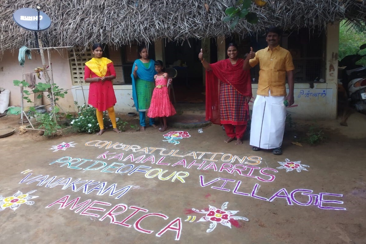  ତାମିଲ ନାଡୁରେ କମଲା ହାରିସଙ୍କ ମୂଳ ଗାଁ ତୁଳାସେନ୍ତିରାପୁରମରେ ତାଙ୍କର ଏହି ବିଜୟ ପାଇଁ ଲୋକେ ତାଙ୍କୁ ଅଭିନନ୍ଦନ ଜଣାଇଛନ୍ତି । ଏଥି ପାଇଁ ଲୋକେ ପ୍ରତ୍ୟେକ ଘରେ ରଙ୍ଗୋଲି ତିଆରି କରିଛନ୍ତି | (ଫଟୋ: News18)