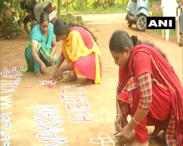  ଗତ କିଛି ଦିନ ହେବ କମଳା ହାରିସଙ୍କ ବିଜୟ ପାଇଁ ଗ୍ରାମବାସୀମାନେ ପ୍ରାର୍ଥନା କରୁଥିଲେ । ଏବେ ସେ ଜିତିଯାଇଥିବାରୁ ପୂରା ଗାଁରେ ଖୁସିର ଲହରୀ ବ୍ୟାପିଯାଇଛି । (ଫଟୋ: ANI)